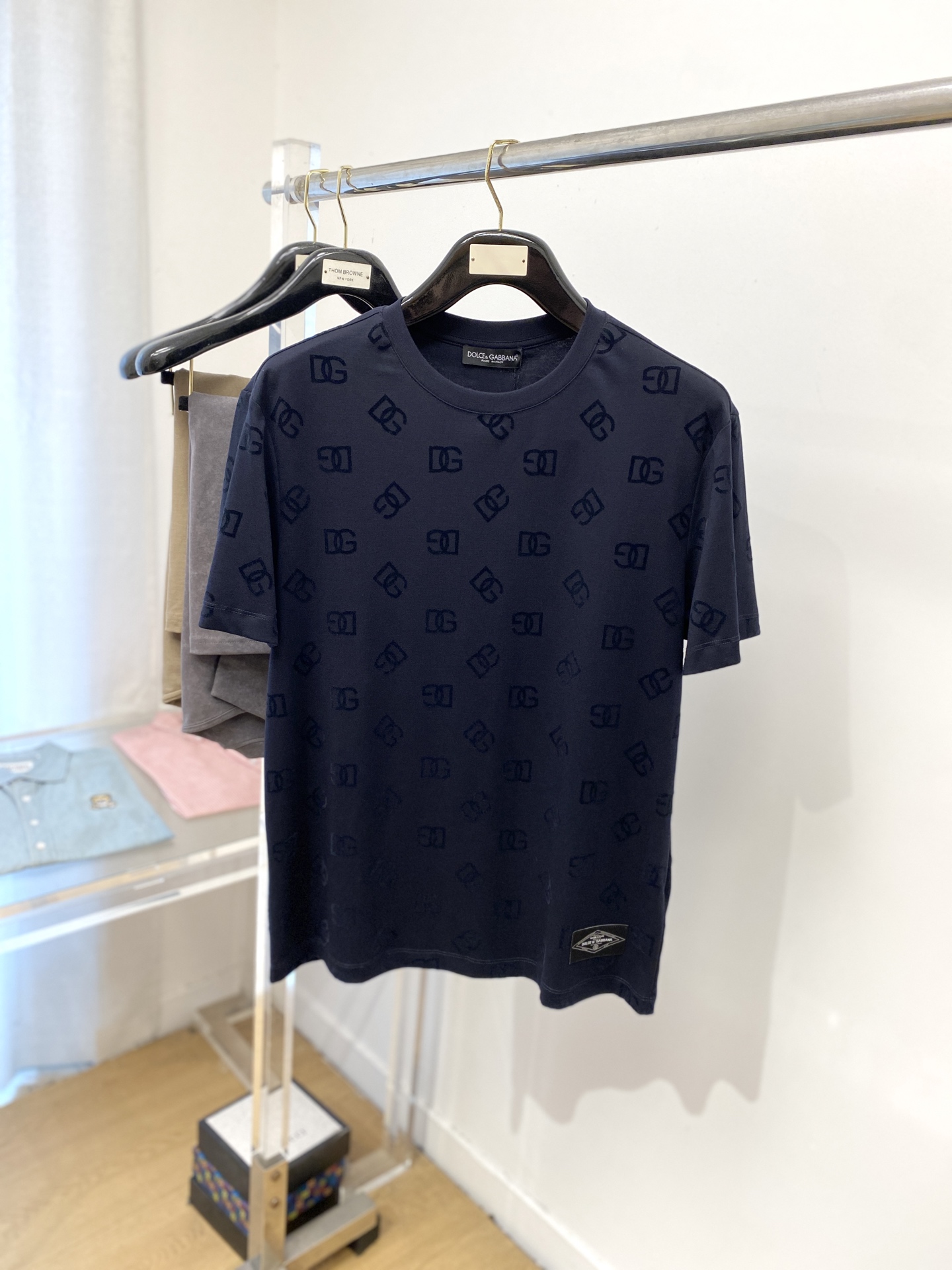 NO:437188,DG, the latest short-sleeved T-shirt in 2025, handsome and fashionable, top-level digital positioning and woven letter logo, simple and versatile style. Fabric cotton is not only crisp, maintains the trendy silhouette, but also comfortable to wear, and the yarn is more delicate, the number M-3XL, T-shirt,tees, t-shirt,alexander wang19860909DG、2025最新款短袖T恤,帅气时尚,顶级数码定位定织字母logo,简约百搭款.面料棉 不仅挺括,保持潮流的廓形,又穿着舒适,纱织更细腻,码数M-3XL,,T-shirt,tees，t-shirt,alexander wang,Men's clothing