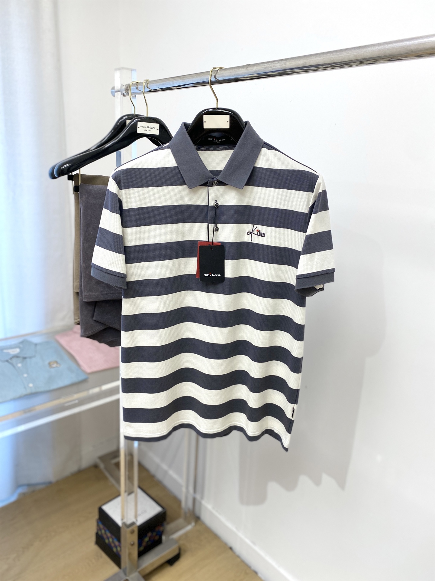 NO:437192,Kiton, 2025's latest short-sleeved T-shirt, handsome and fashionable, exquisite embroidered letter logo on the chest, simple and versatile style. The fabric cotton is not only crisp, maintains the trendy silhouette, but also comfortable to wear, and the yarn is more delicate, the number M-3XL, T-shirt,tees, t-shirt,alexander wang19860909Kiton、2025最新款短袖T恤,帅气时尚,胸前精致刺绣字母logo,简约百搭款.面料棉 不仅挺括,保持潮流的廓形,又穿着舒适,纱织更细腻,码数M-3XL,,T-shirt,tees，t-shirt,alexander wang,Men's clothing