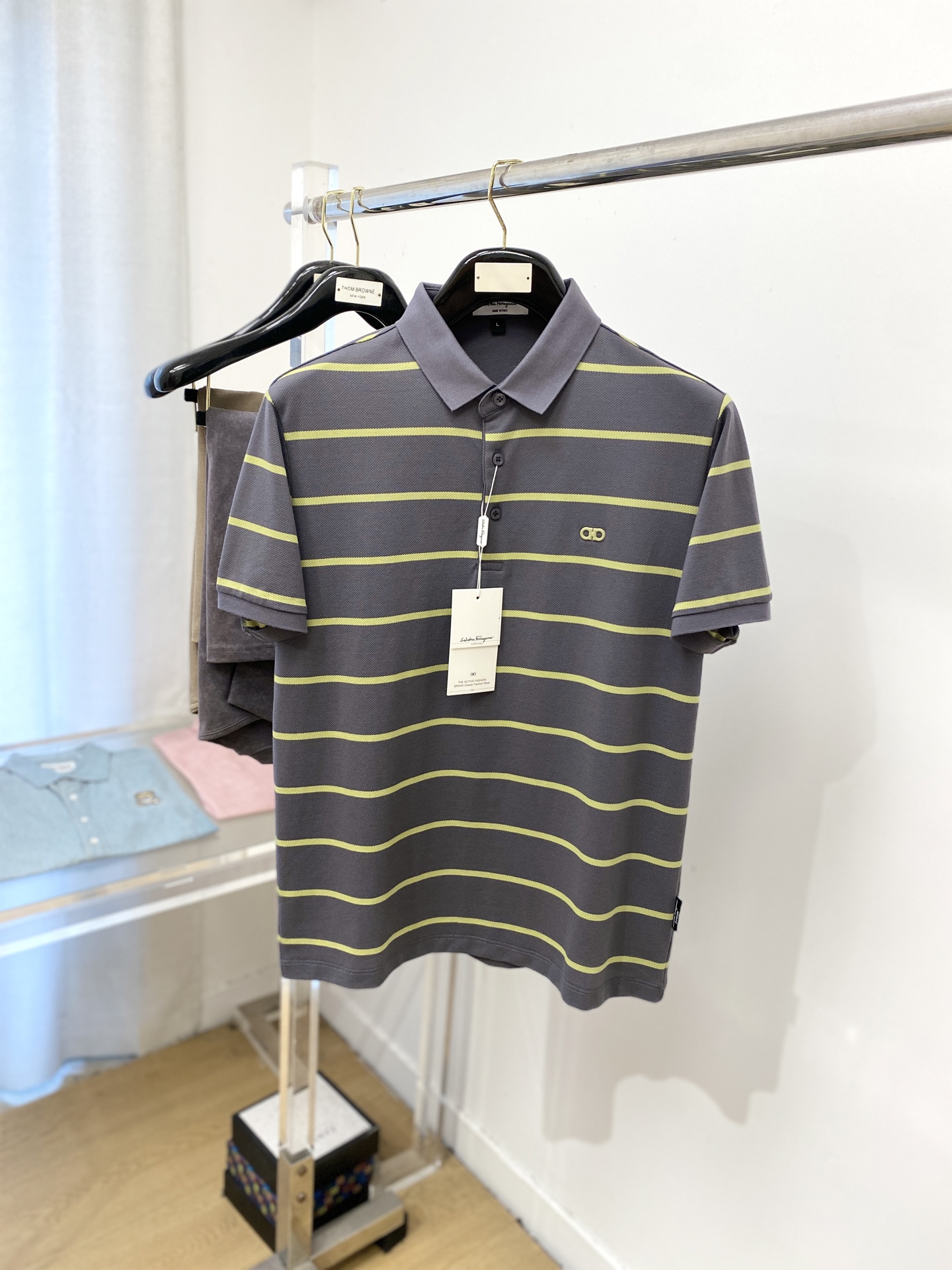 NO:437198,Ferragamo, the latest short-sleeved T-shirt in 2025, handsome and fashionable, chest design, embossed glue pattern logo, simple and versatile style. Fabric cotton is not only crisp, maintains a fashionable silhouette, and is comfortable to wear, and the yarn is more delicate, the number M-3XL, ferragamo, T-shirt, tees, t-shirt, alexander wang19860909菲拉格慕、2025最新款短袖T恤,帅气时尚,胸前设计凹凸印胶图案logo,简约百搭款.面料棉 不仅挺括,保持潮流的廓形,又穿着舒适,纱织更细腻,码数M-3XL,,ferragamo,T-shirt,tees，t-shirt,alexander wang,Men's clothing