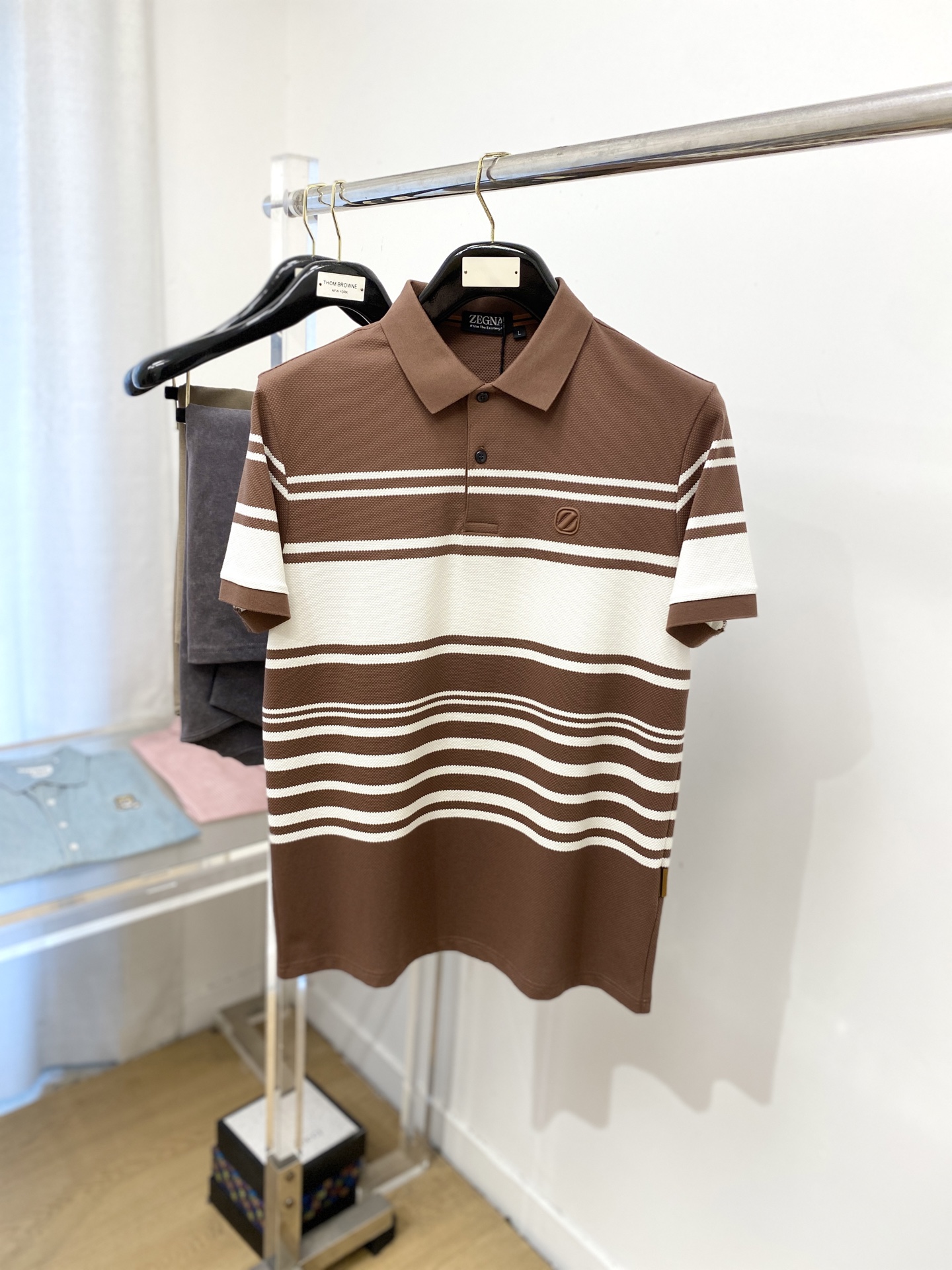 NO:437204,Zenia, the latest short-sleeved T-shirt in 2025, handsome and fashionable, top-grade printed letter logo on the chest, simple and versatile style. The fabric cotton is not only crisp, maintains the trendy silhouette, but also comfortable to wear, and the yarn is more delicate, the number M-3XL, zegna, T-shirt, tees, t-shirt, alexander wang19860909杰尼亚、2025最新款短袖T恤,帅气时尚,胸前顶级印胶字母logo,简约百搭款.面料棉 不仅挺括,保持潮流的廓形,又穿着舒适,纱织更细腻,码数M-3XL,,zegna,T-shirt,tees，t-shirt,alexander wang,Men's clothing