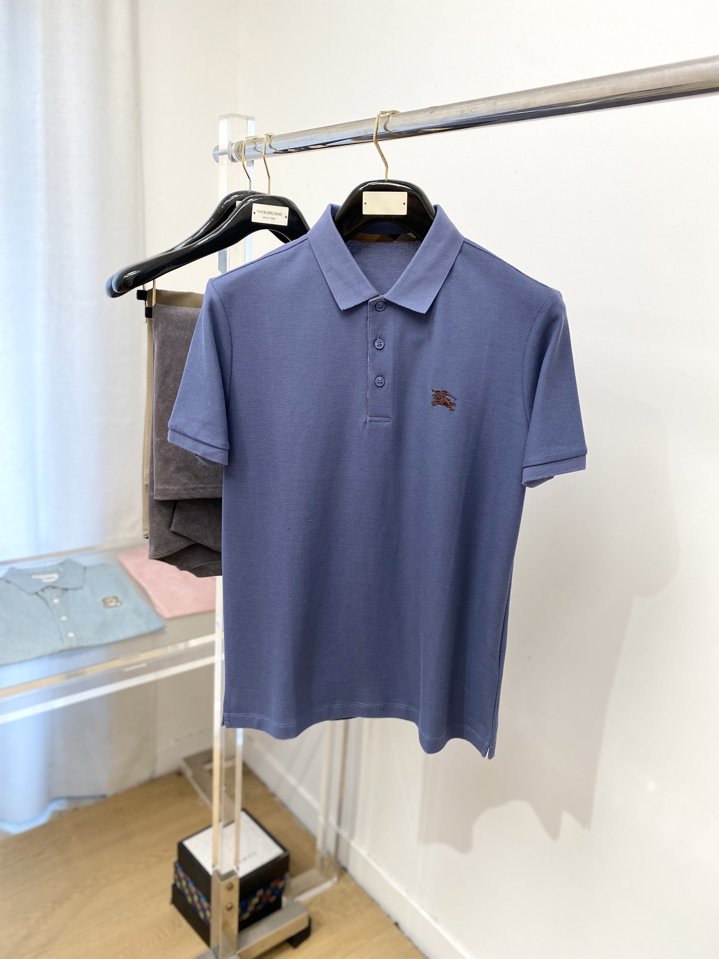 NO:437210,Burberry, the latest short-sleeved T-shirt in 2025, handsome and fashionable, exquisite embroidered pattern logo on the chest, simple and versatile style. The fabric cotton is not only crisp, maintains the trendy silhouette, and is comfortable to wear, and the yarn is more delicate, the number M-3XL, burberry, T-shirt, tees, t-shirt, alexander wang19860909巴宝莉、2025最新款短袖T恤,帅气时尚,胸前精致刺绣图案logo,简约百搭款.面料棉 不仅挺括,保持潮流的廓形,又穿着舒适,纱织更细腻,码数M-3XL,,burberry,T-shirt,tees，t-shirt,alexander wang,Men's clothing