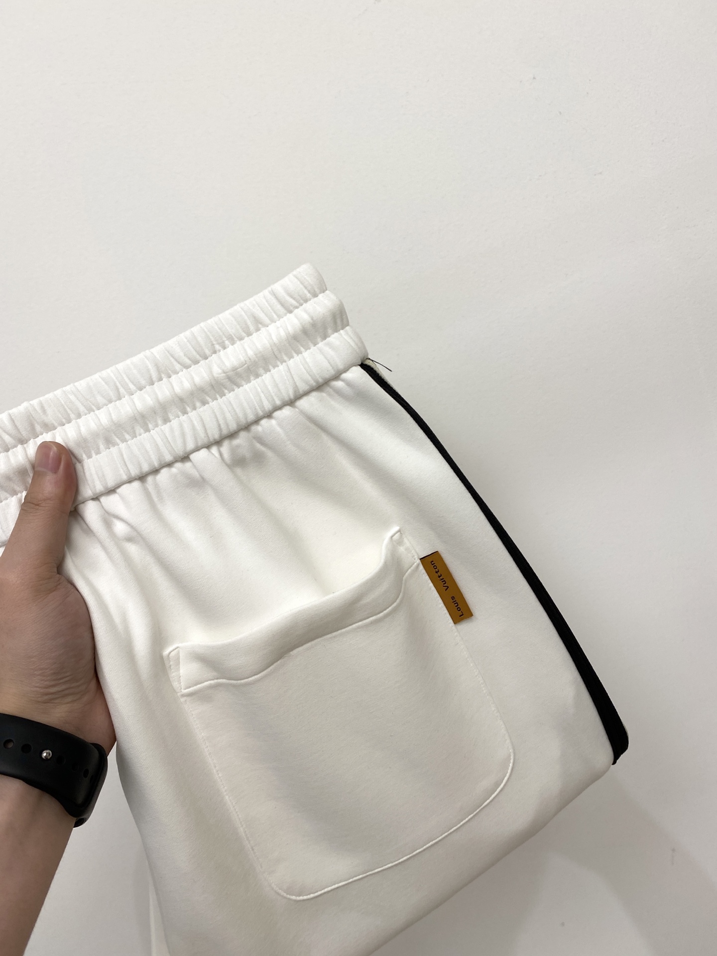 NO:445439,LV, 2025 hot casual pants, high elasticity and slimming, simple and versatile, with fine workmanship, every needle can be seen attentively. Many celebrities and internet celebrities love the most, lengthen their body proportions!  Micro-spin ^_^ Comfortable fabric Details M-3XL, louis vuitton,loro piana,alexander wang19860909LV、2025爆款休闲裤 高弹显瘦必爆简约百搭爆款,做工精细,每一针都看得到用心,超多明星网红最爱 拉长身材比例哦！微弹 ^_^舒适面料 细节体码数M-3XL,,louis vuitton,loro piana,alexander wang,Men's clothing