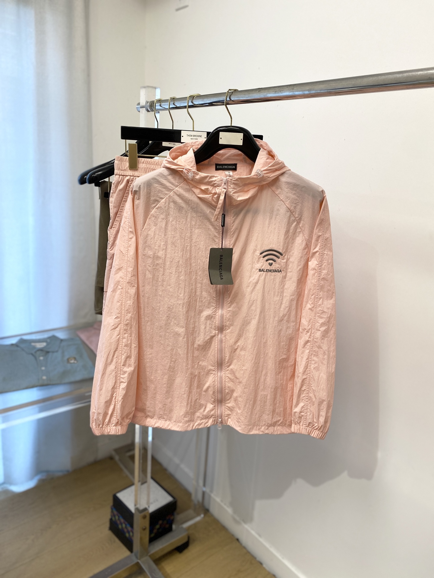 NO:438089,Balenciaga, the latest products in 2025, fashionable and casual sun protection set, top-grade original fabrics, comfortable to wear, good moisture absorption and breathability, and extremely high color fastness!  Both the inside and the outside are very outstanding. The M-3XL set, balenciaga, alexander wang19860909巴黎世家、2025最新品,时尚休闲防晒套装,顶级原版面料打造,穿着舒适,吸湿性透气性都非常良好,色牢度超高！无论内搭还是外穿都非常出彩码数M-3XL 一套,,balenciaga,alexander wang,Men's clothing