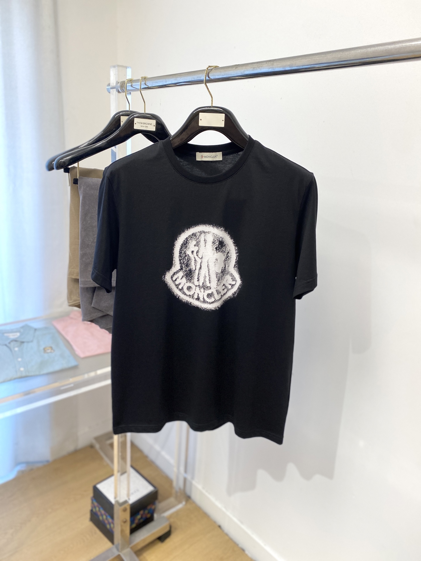 NO:465870,The latest short-sleeved T-shirt in 2025, handsome and fashionable, top-grade printed pattern letter logo on the chest, simple and versatile style. The fabric cotton is not only crisp, maintains the trendy silhouette, but also comfortable to wear, and the yarn is more delicate, the number M-3XL, Moncler, T-shirt,tees, t-shirt,alexander wang19860909蒙口、2025最新款短袖T恤,帅气时尚,胸前顶级印花图案字母logo,简约百搭款.面料棉 不仅挺括,保持潮流的廓形,又穿着舒适,纱织更细腻,码数M-3XL,,Moncler,T-shirt,tees，t-shirt,alexander wang,Men's clothing