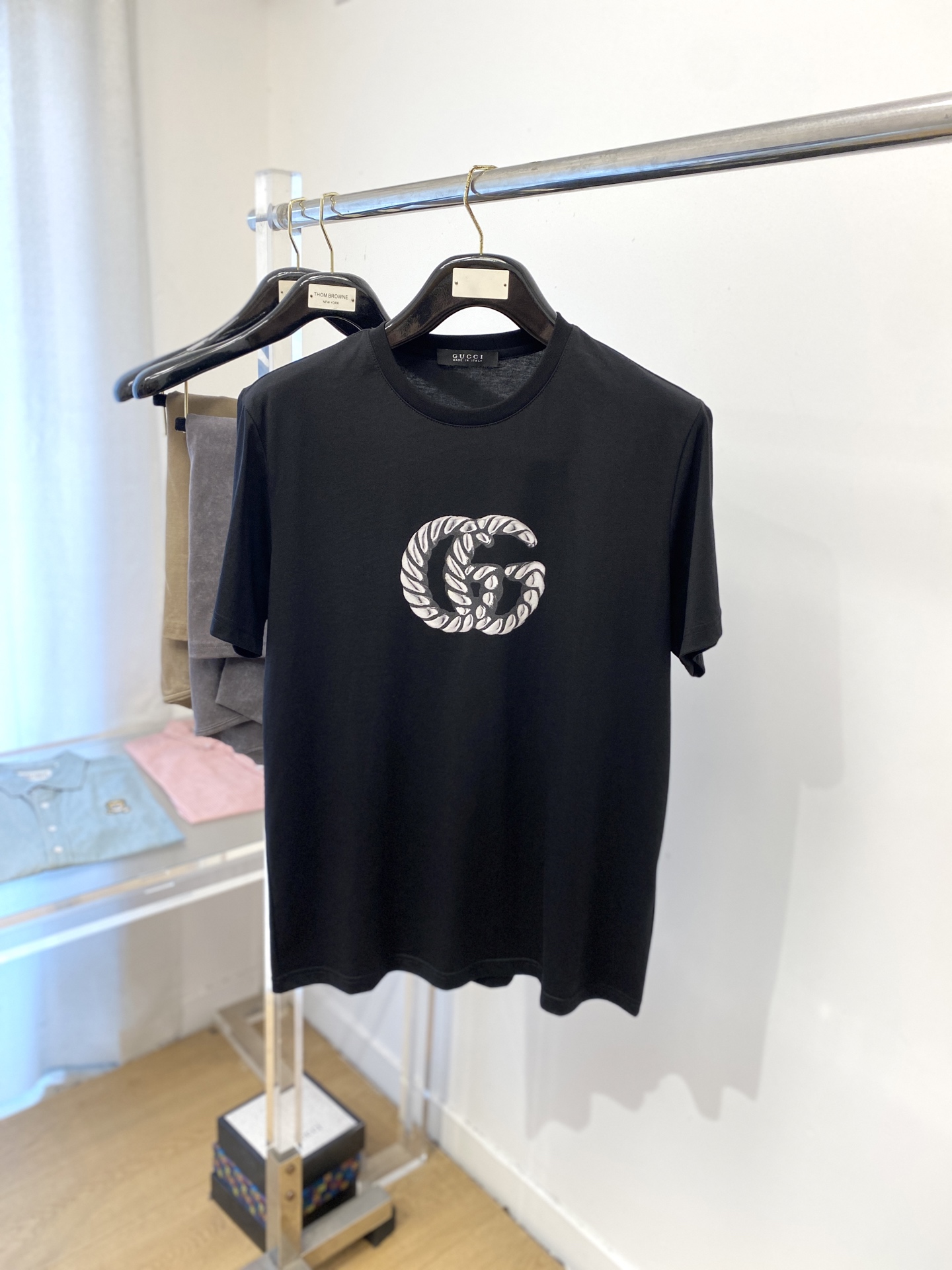 NO:465864,Guqi, the latest short-sleeved T-shirt in 2025, handsome and fashionable, top printed letter logo on the chest, simple and versatile style. The fabric cotton is not only crisp, maintains the trendy silhouette, but also comfortable to wear, and the yarn is more delicate, the number M-3XL, T-shirt,tees, t-shirt,alexander wang19860909古奇、2025最新款短袖T恤,帅气时尚,胸前顶级印花字母logo,简约百搭款.面料棉 不仅挺括,保持潮流的廓形,又穿着舒适,纱织更细腻,码数M-3XL,,T-shirt,tees，t-shirt,alexander wang,Men's clothing