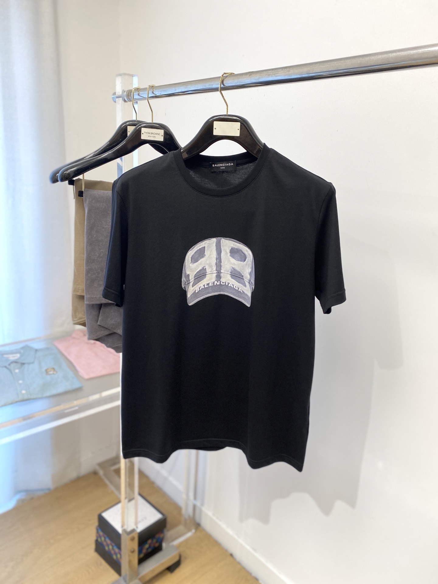 NO:465857,Balenciaga, the latest short-sleeved T-shirt in 2025, handsome and fashionable, top printed letter logo on the chest, simple and versatile style. The fabric cotton is not only crisp, maintains the trendy silhouette, but also comfortable to wear, and the yarn is more delicate, the number M-3XL, balenciaga, T-shirt,tees, t-shirt,alexander wang19860909巴黎世家、2025最新款短袖T恤,帅气时尚,胸前顶级印花字母logo,简约百搭款.面料棉 不仅挺括,保持潮流的廓形,又穿着舒适,纱织更细腻,码数M-3XL,,balenciaga,T-shirt,tees，t-shirt,alexander wang,Men's clothing