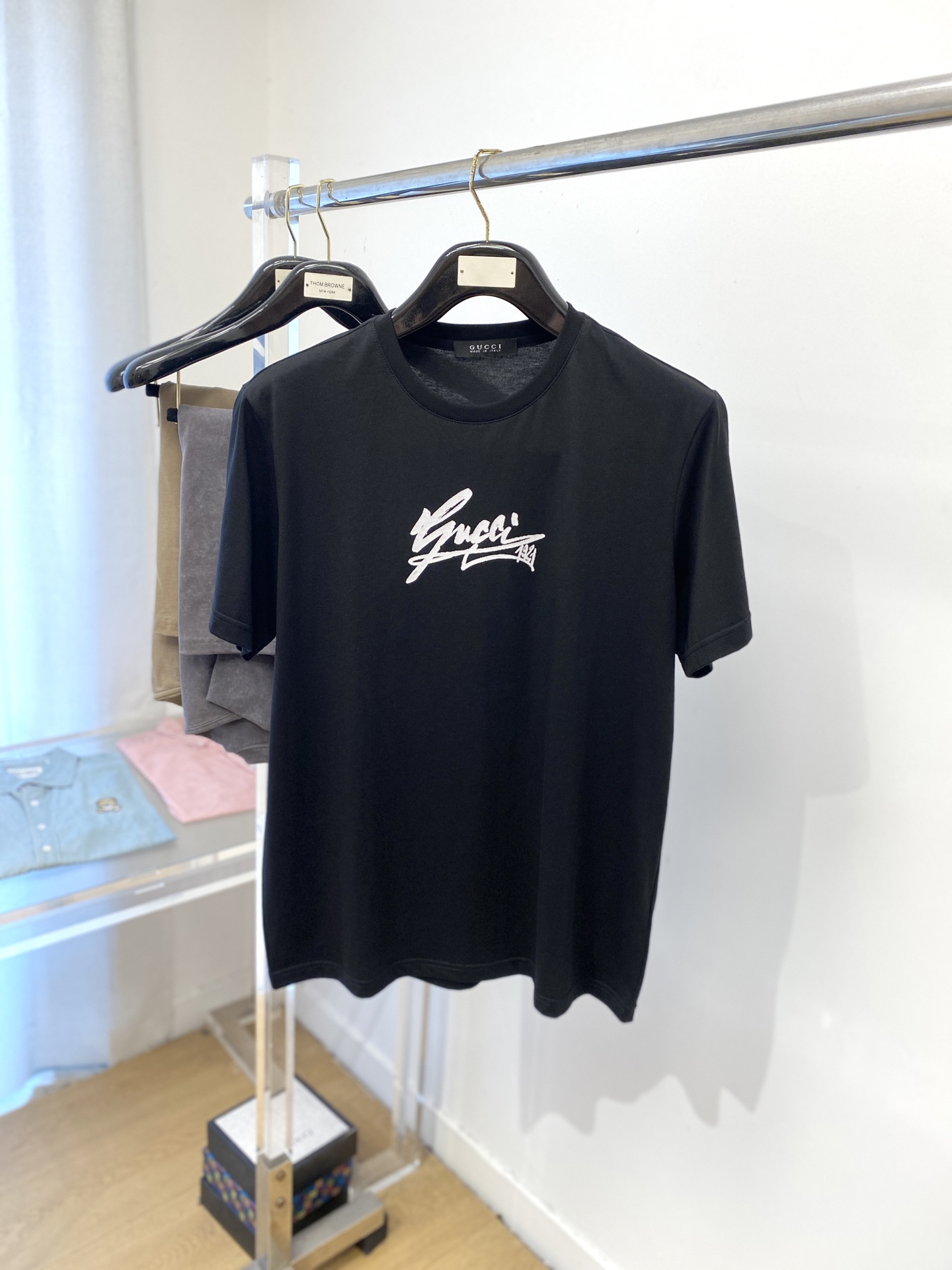 NO:465850,Guqi, the latest short-sleeved T-shirt in 2025, handsome and fashionable, top-grade printed letter logo on the chest, simple and versatile style. The fabric cotton is not only crisp, maintains the trendy silhouette, but also comfortable to wear, and the yarn is more delicate, the number M-3XL, T-shirt,tees, t-shirt,alexander wang19860909古奇、2025最新款短袖T恤,帅气时尚,胸口顶级印花字母logo,简约百搭款.面料棉 不仅挺括,保持潮流的廓形,又穿着舒适,纱织更细腻,码数M-3XL,,T-shirt,tees，t-shirt,alexander wang,Men's clothing