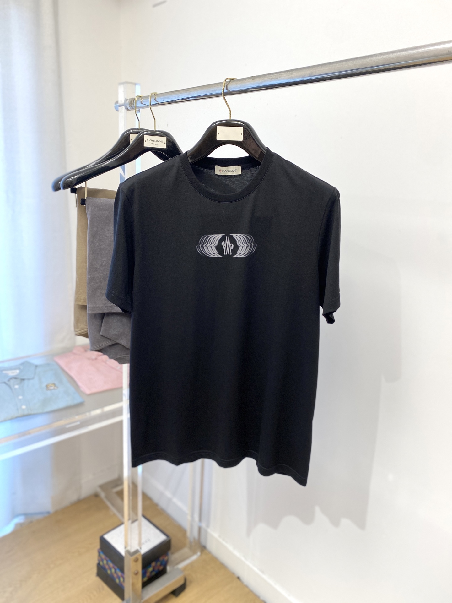 NO:465842,The latest short-sleeved T-shirt in 2025, handsome and fashionable, top-grade printed pattern logo on the chest, simple and versatile style. The fabric cotton is not only crisp, maintains the trendy silhouette, and is also comfortable to wear, and the yarn is more delicate. The number of codes M-3XL, loro piana, Moncler, T-shirt, tees, t-shirt, alexander wang19860909蒙口、2025最新款短袖T恤,帅气时尚,胸口顶级印花图案logo,简约百搭款.面料棉 不仅挺括,保持潮流的廓形,又穿着舒适,纱织更细腻,码数M-3XL,,loro piana,Moncler,T-shirt,tees，t-shirt,alexander wang,Men's clothing