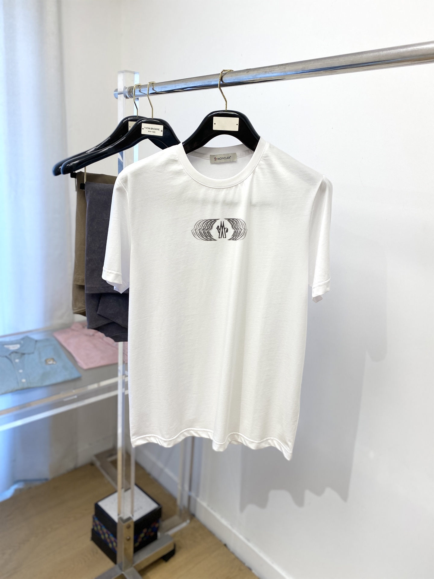 NO:465843,The latest short-sleeved T-shirt in 2025, handsome and fashionable, top-grade printed pattern logo on the chest, simple and versatile style. The fabric cotton is not only crisp, maintains the trendy silhouette, but also comfortable to wear, and the yarn is more delicate, the number M-3XL, Moncler, T-shirt, tees, t-shirt, alexander wang19860909蒙口、2025最新款短袖T恤,帅气时尚,胸口顶级印花图案logo,简约百搭款.面料棉 不仅挺括,保持潮流的廓形,又穿着舒适,纱织更细腻,码数M-3XL,,Moncler,T-shirt,tees，t-shirt,alexander wang,Men's clothing