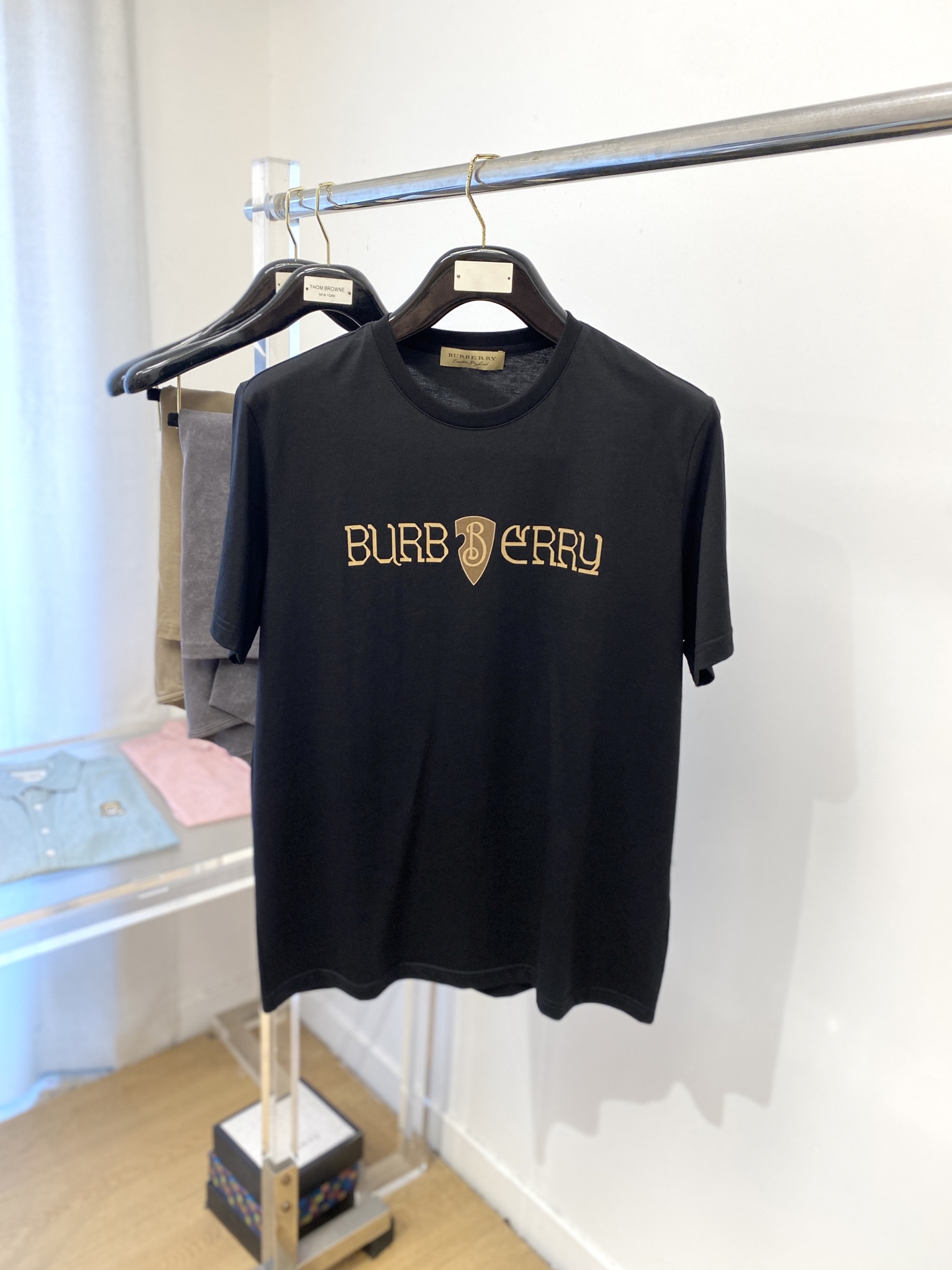 NO:465836,Burberry, the latest short-sleeved T-shirt in 2025, handsome and fashionable, top-grade printed letter logo on the chest, simple and versatile style. The fabric cotton is not only crisp, maintains the trendy silhouette, and is comfortable to wear, and the yarn is more delicate, the number M-3XL, burberry, T-shirt, tees, t-shirt, alexander wang19860909巴宝莉、2025最新款短袖T恤,帅气时尚,胸口顶级印花字母logo,简约百搭款.面料棉 不仅挺括,保持潮流的廓形,又穿着舒适,纱织更细腻,码数M-3XL,,burberry,T-shirt,tees，t-shirt,alexander wang,Men's clothing