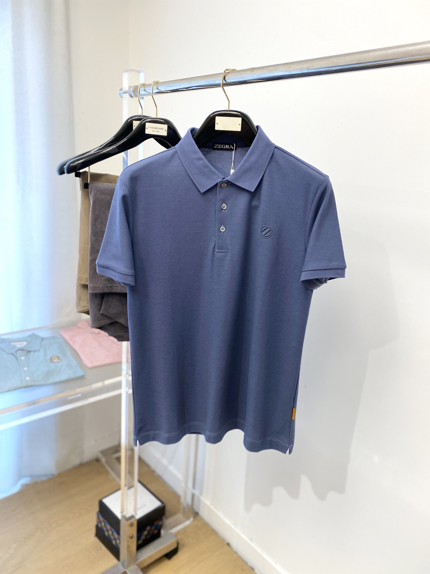 NO:438183,Zenia, the latest short-sleeved T-shirt in 2025, handsome and fashionable, top-grade printed letter logo on the chest, simple and versatile style. The fabric cotton is not only crisp, maintains the trendy silhouette, but also comfortable to wear, and the yarn is more delicate, the number M-3XL, zegna, T-shirt, tees, t-shirt, alexander wang19860909杰尼亚、2025最新款短袖T恤,帅气时尚,胸前顶级印胶字母logo,简约百搭款.面料棉 不仅挺括,保持潮流的廓形,又穿着舒适,纱织更细腻,码数M-3XL,,zegna,T-shirt,tees，t-shirt,alexander wang,Men's clothing