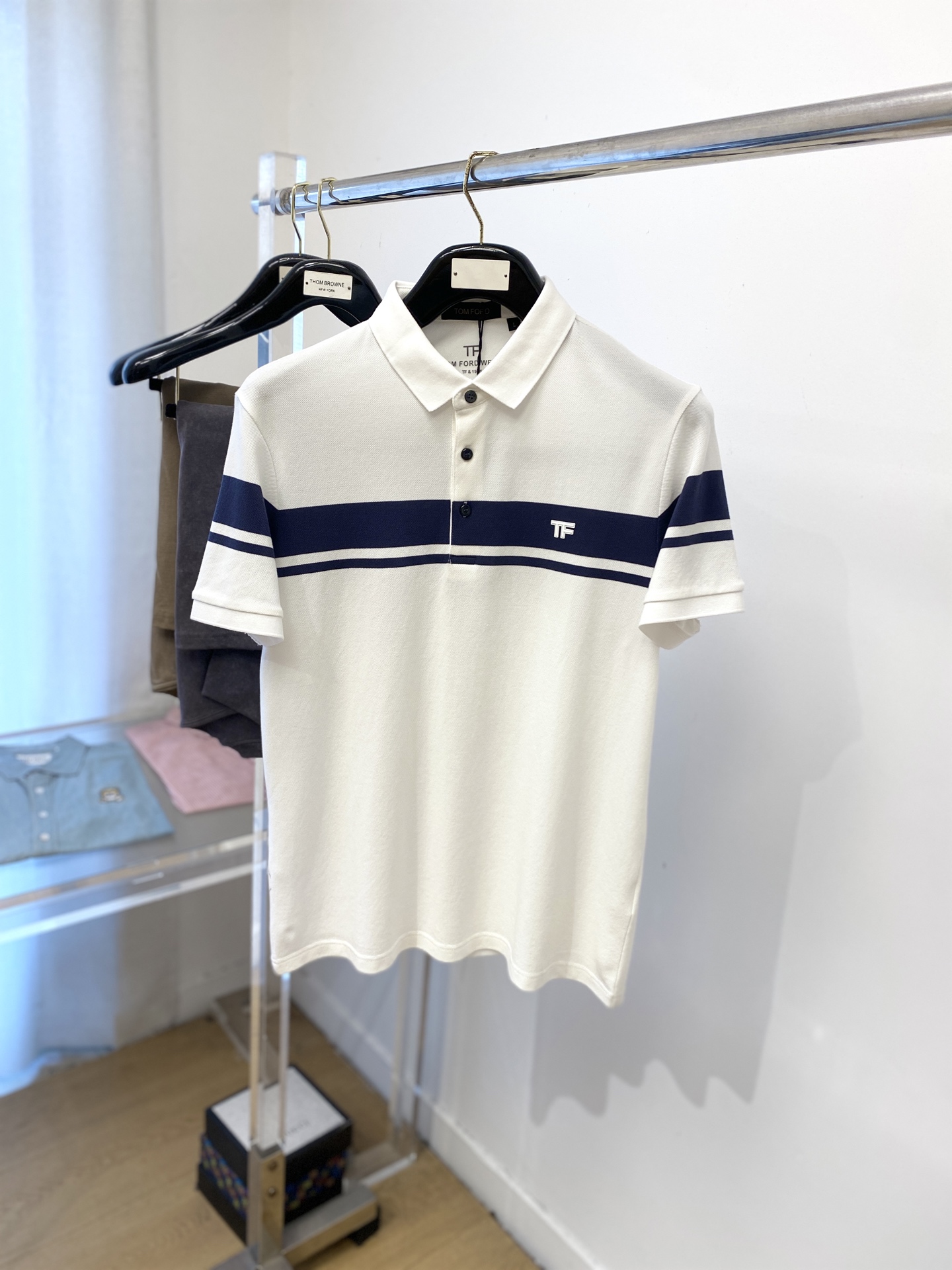 NO:438172,TF, 2025 latest short-sleeved T-shirt, handsome and fashionable, top-grade printed letter logo on the chest, simple and versatile style. Fabric cotton is not only crisp, maintains a fashionable silhouette, and is also comfortable to wear, with more delicate yarn. The number of codes M-3XL,,tom ford,loro piana,T-shirt,tees,t-shirt,alexander wang19860909TF、2025最新款短袖T恤,帅气时尚,胸前顶级印胶字母logo,简约百搭款.面料棉 不仅挺括,保持潮流的廓形,又穿着舒适,纱织更细腻,码数M-3XL,,tom ford,loro piana,T-shirt,tees，t-shirt,alexander wang,Men's clothing