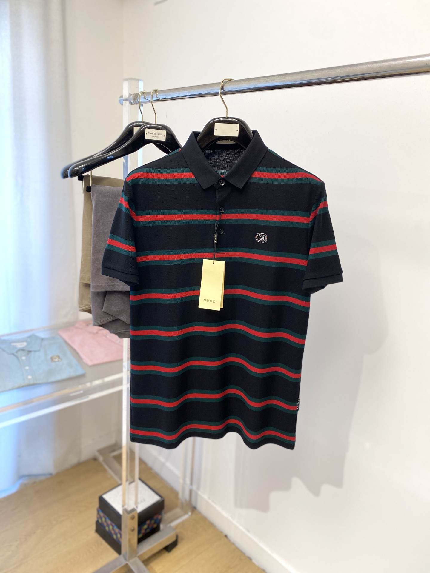 NO:438166,Guqi, the latest short-sleeved T-shirt in 2025, handsome and fashionable, exquisite embroidered letter logo on the chest, simple and versatile style. The fabric cotton is not only crisp, maintains the trendy silhouette, but also comfortable to wear, and the yarn is more delicate, the number M-3XL, T-shirt,tees, t-shirt,alexander wang19860909古奇、2025最新款短袖T恤,帅气时尚,胸前精致刺绣字母logo,简约百搭款.面料棉 不仅挺括,保持潮流的廓形,又穿着舒适,纱织更细腻,码数M-3XL,,T-shirt,tees，t-shirt,alexander wang,Men's clothing