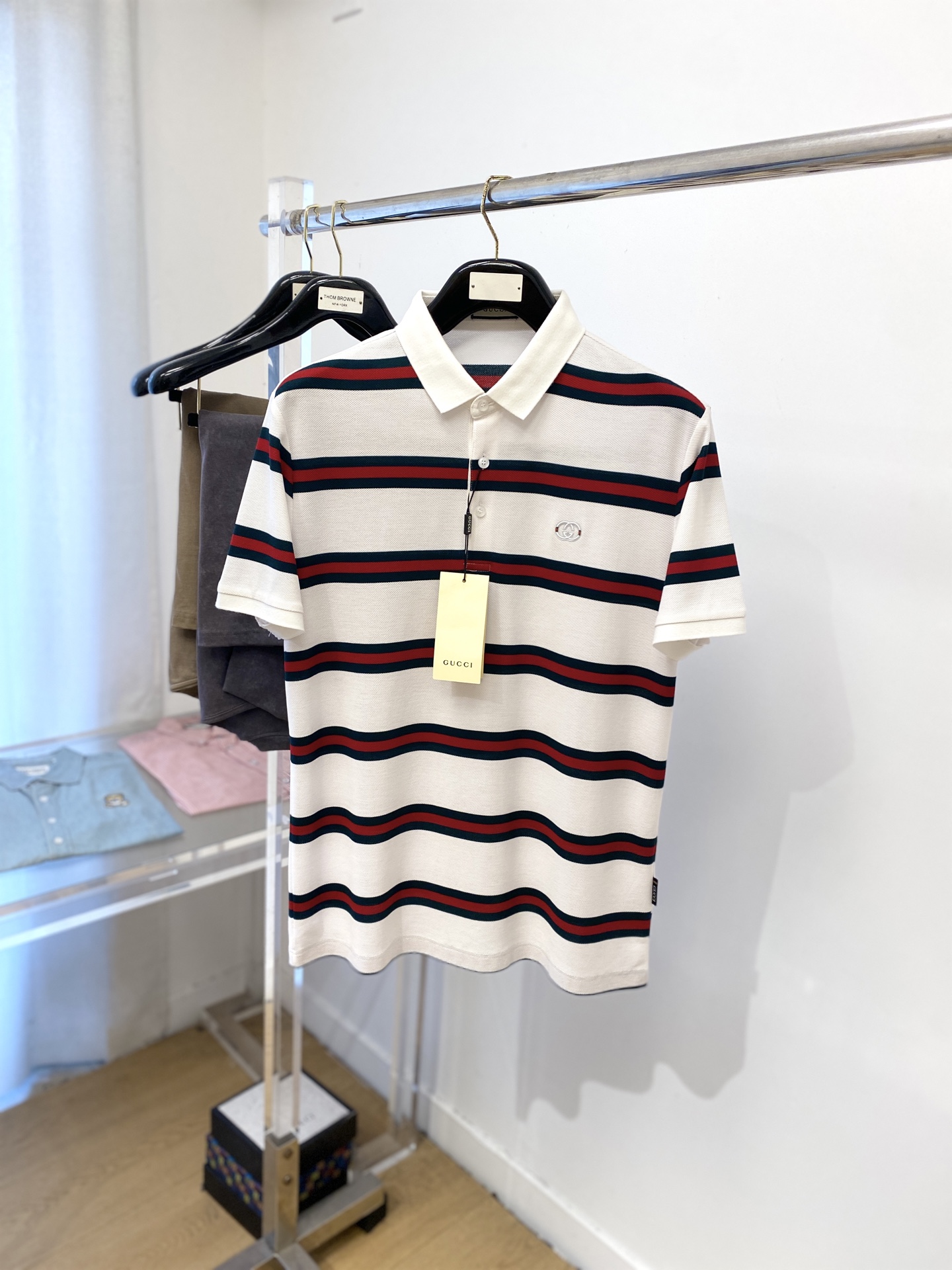 NO:438160,Guqi, the latest short-sleeved T-shirt in 2025, handsome and fashionable, exquisite embroidered letter logo on the chest, simple and versatile style. The fabric cotton is not only crisp, maintains the trendy silhouette, but also comfortable to wear, and the yarn is more delicate, the number M-3XL, loro piana, T-shirt, tees, t-shirt, alexander wang19860909古奇、2025最新款短袖T恤,帅气时尚,胸前精致刺绣字母logo,简约百搭款.面料棉 不仅挺括,保持潮流的廓形,又穿着舒适,纱织更细腻,码数M-3XL,,loro piana,T-shirt,tees，t-shirt,alexander wang,Men's clothing