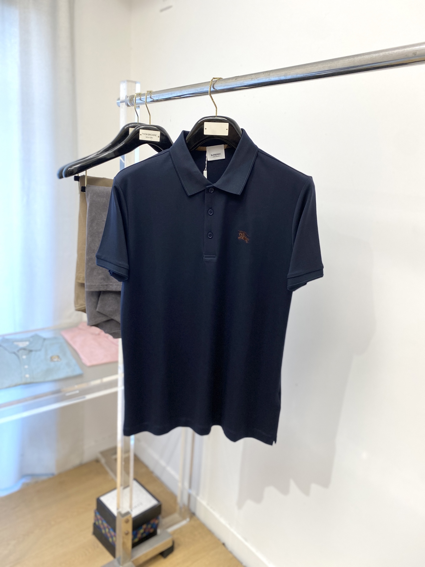 NO:438154,Burberry, the latest short-sleeved T-shirt in 2025, handsome and fashionable, exquisite embroidered pattern logo on the chest, simple and versatile style. The fabric cotton is not only crisp, maintains the trendy silhouette, but also comfortable to wear, and the yarn is more delicate, the number M-3XL, burberry, T-shirt, tees, t-shirt, alexander wang19860909巴宝莉、2025最新款短袖T恤,帅气时尚,胸前精致刺绣图案logo,简约百搭款.面料棉 不仅挺括,保持潮流的廓形,又穿着舒适,纱织更细腻,码数M-3XL,,burberry,T-shirt,tees，t-shirt,alexander wang,Men's clothing