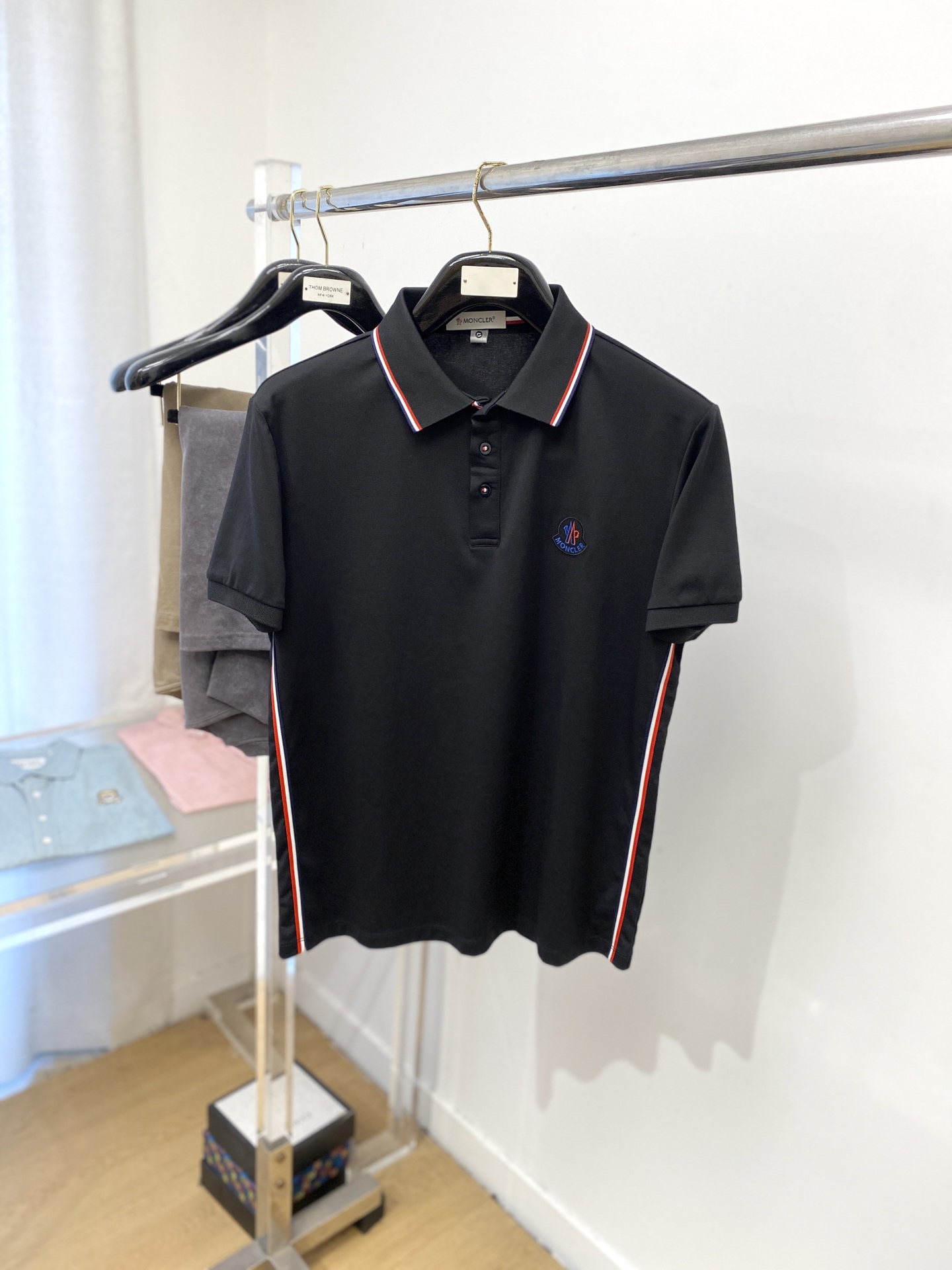 NO:438148,The latest short-sleeved T-shirt in 2025, handsome and fashionable, exquisite embroidered pattern letter logo on the chest, simple and versatile style. The fabric cotton is not only crisp, maintains the trendy silhouette, but also comfortable to wear, and the yarn is more delicate, the number M-3XL, Moncler, T-shirt,tees, t-shirt,alexander wang19860909蒙口、2025最新款短袖T恤,帅气时尚,胸前精致刺绣图案字母logo,简约百搭款.面料棉 不仅挺括,保持潮流的廓形,又穿着舒适,纱织更细腻,码数M-3XL,,Moncler,T-shirt,tees，t-shirt,alexander wang,Men's clothing