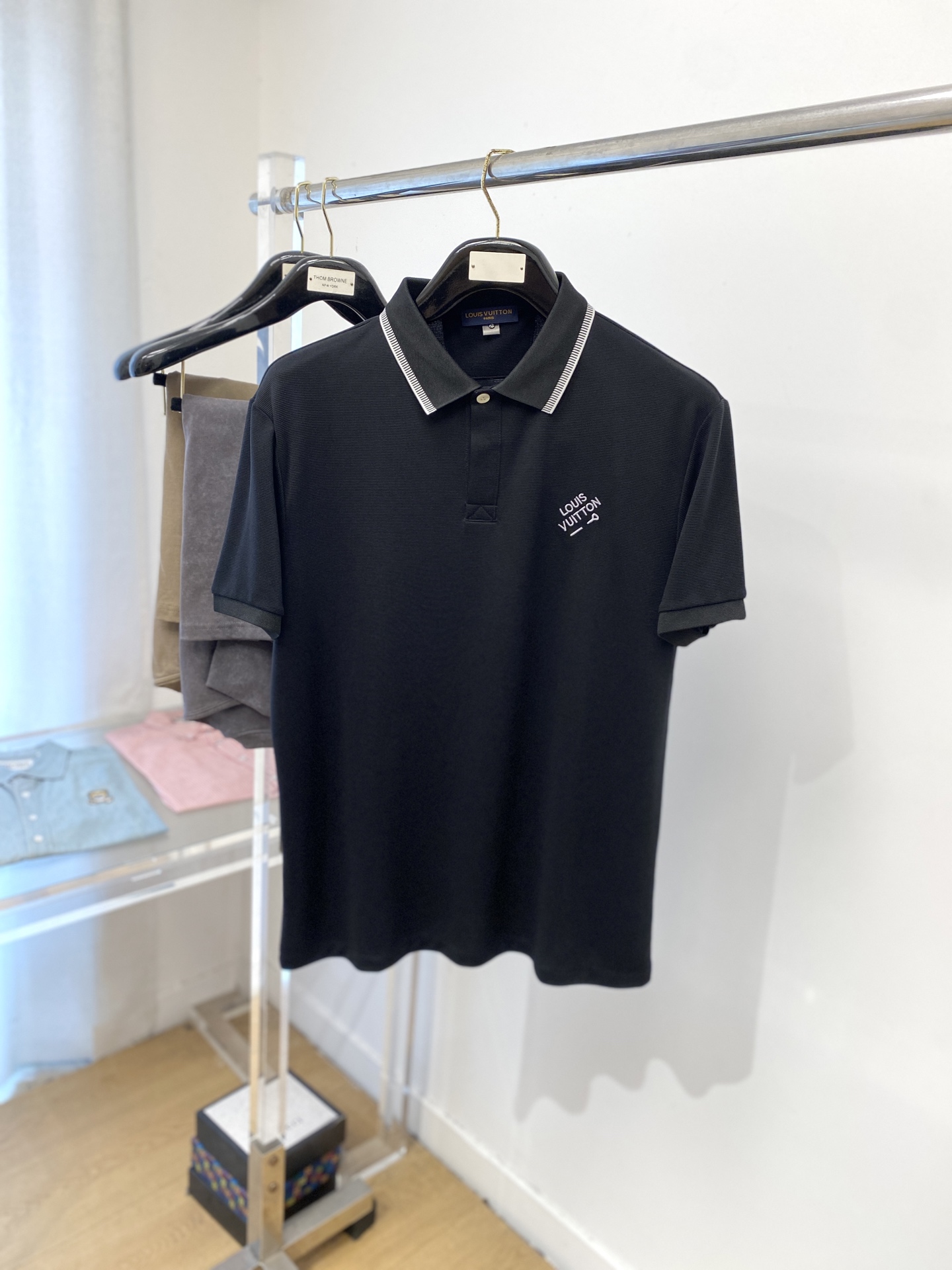 NO:438144,Louis Vuitton, the latest short-sleeved T-shirt in 2025, handsome and fashionable, exquisite embroidered letter logo on the chest, simple and versatile style. The fabric cotton is not only crisp, maintains the trendy silhouette, and is also comfortable to wear, and the yarn is more delicate, the number M-3XL, louis vuitton, T-shirt, tees, t-shirt, alexander wang19860909路易威登、2025最新款短袖T恤,帅气时尚,胸前精致刺绣字母logo,简约百搭款.面料棉 不仅挺括,保持潮流的廓形,又穿着舒适,纱织更细腻,码数M-3XL,,louis vuitton,T-shirt,tees，t-shirt,alexander wang,Men's clothing