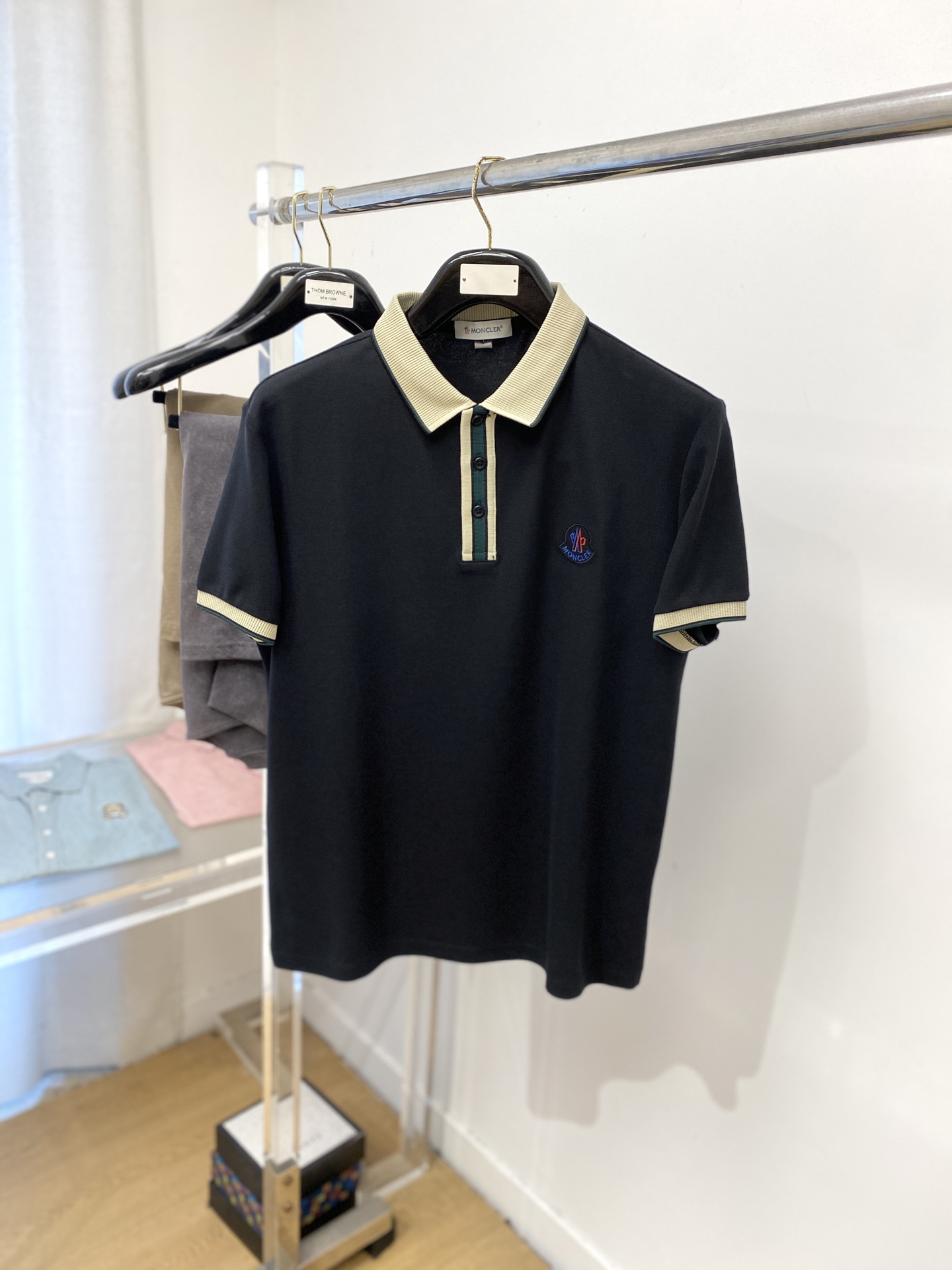 NO:438133,The latest short-sleeved T-shirt in 2025, handsome and fashionable, exquisite embroidered pattern letter logo on the chest, simple and versatile style. The fabric cotton is not only crisp, maintains the trendy silhouette, but also comfortable to wear, and the yarn is more delicate, the number M-3XL, Moncler, T-shirt,tees, t-shirt,alexander wang19860909蒙口、2025最新款短袖T恤,帅气时尚,胸前精致刺绣图案字母logo,简约百搭款.面料棉 不仅挺括,保持潮流的廓形,又穿着舒适,纱织更细腻,码数M-3XL,,Moncler,T-shirt,tees，t-shirt,alexander wang,Men's clothing