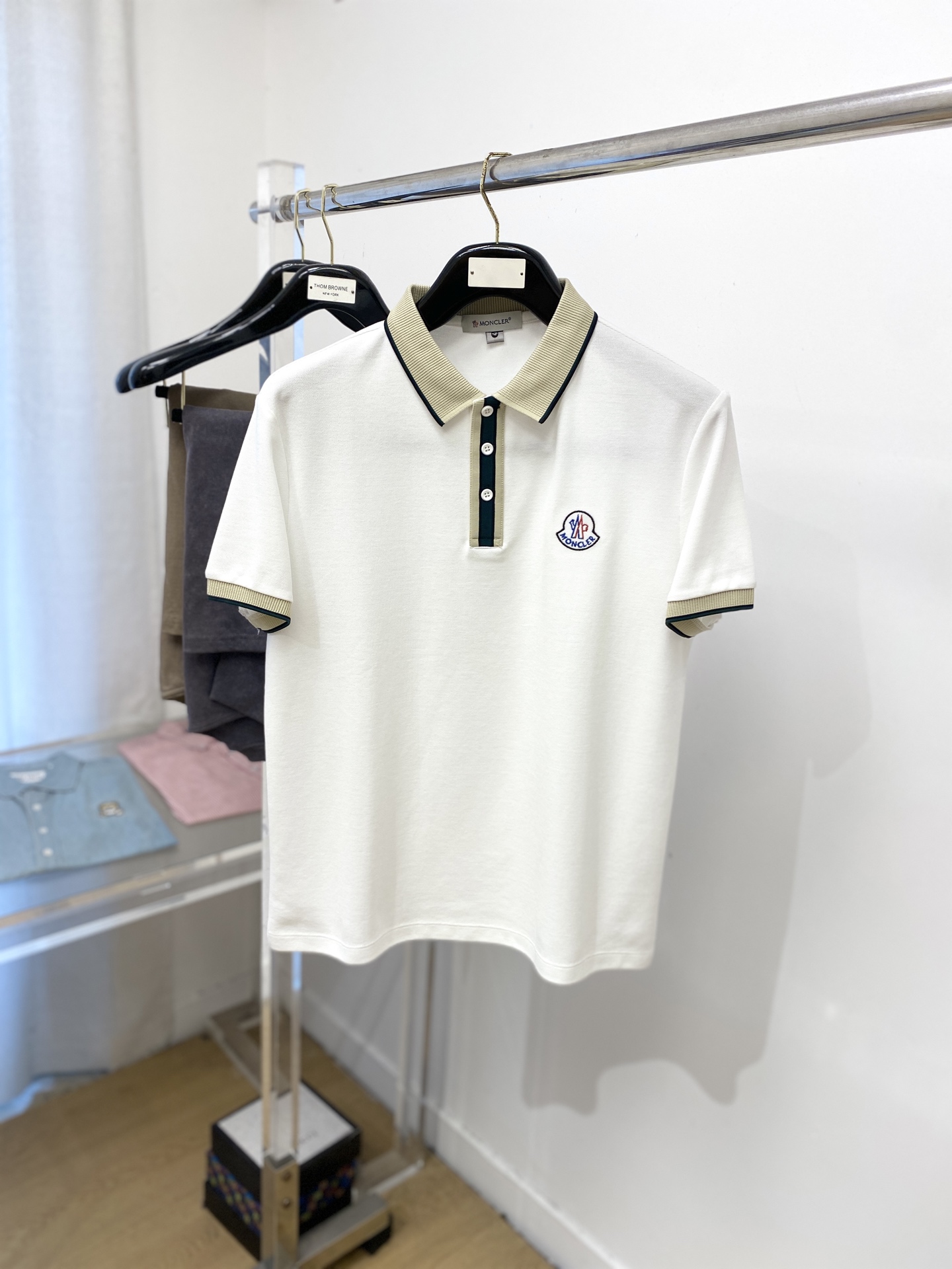 NO:438128,The latest short-sleeved T-shirt in 2025, handsome and fashionable, exquisite embroidered pattern letter logo on the chest, simple and versatile style. The fabric cotton is not only crisp, maintains the trendy silhouette, but also comfortable to wear, and the yarn is more delicate, the number M-3XL, Moncler, T-shirt,tees, t-shirt,alexander wang19860909蒙口、2025最新款短袖T恤,帅气时尚,胸前精致刺绣图案字母logo,简约百搭款.面料棉 不仅挺括,保持潮流的廓形,又穿着舒适,纱织更细腻,码数M-3XL,,Moncler,T-shirt,tees，t-shirt,alexander wang,Men's clothing