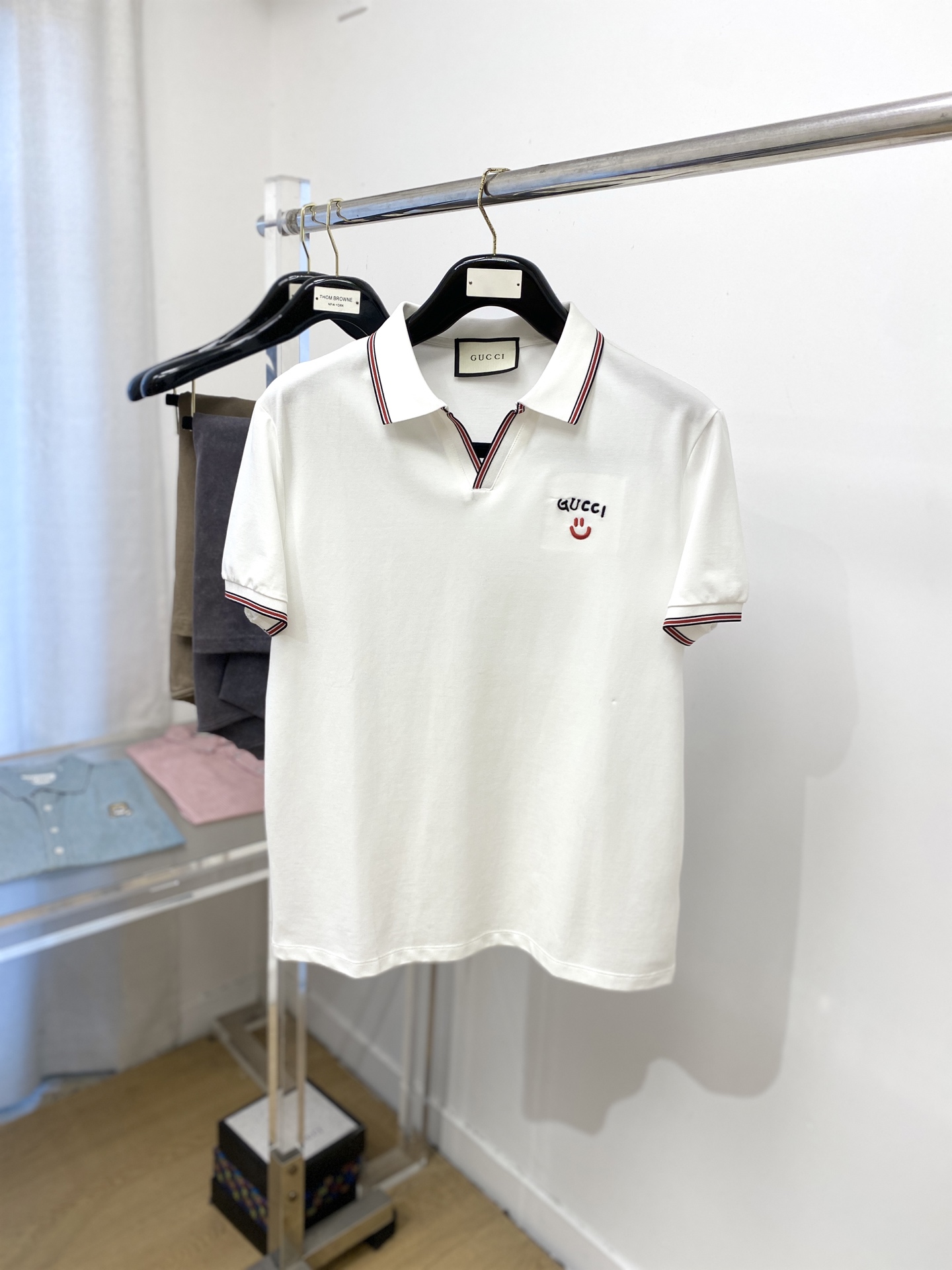 NO:438120,Guqi, the latest short-sleeved T-shirt in 2025, handsome and fashionable, exquisite embroidered pattern letter logo on the chest, simple and versatile style. The fabric cotton is not only crisp, maintains the trendy silhouette, but also comfortable to wear, and the yarn is more delicate, the number M-3XL, T-shirt,tees, t-shirt,alexander wang19860909古奇、2025最新款短袖T恤,帅气时尚,胸前精致刺绣图案字母logo,简约百搭款.面料棉 不仅挺括,保持潮流的廓形,又穿着舒适,纱织更细腻,码数M-3XL,,T-shirt,tees，t-shirt,alexander wang,Men's clothing