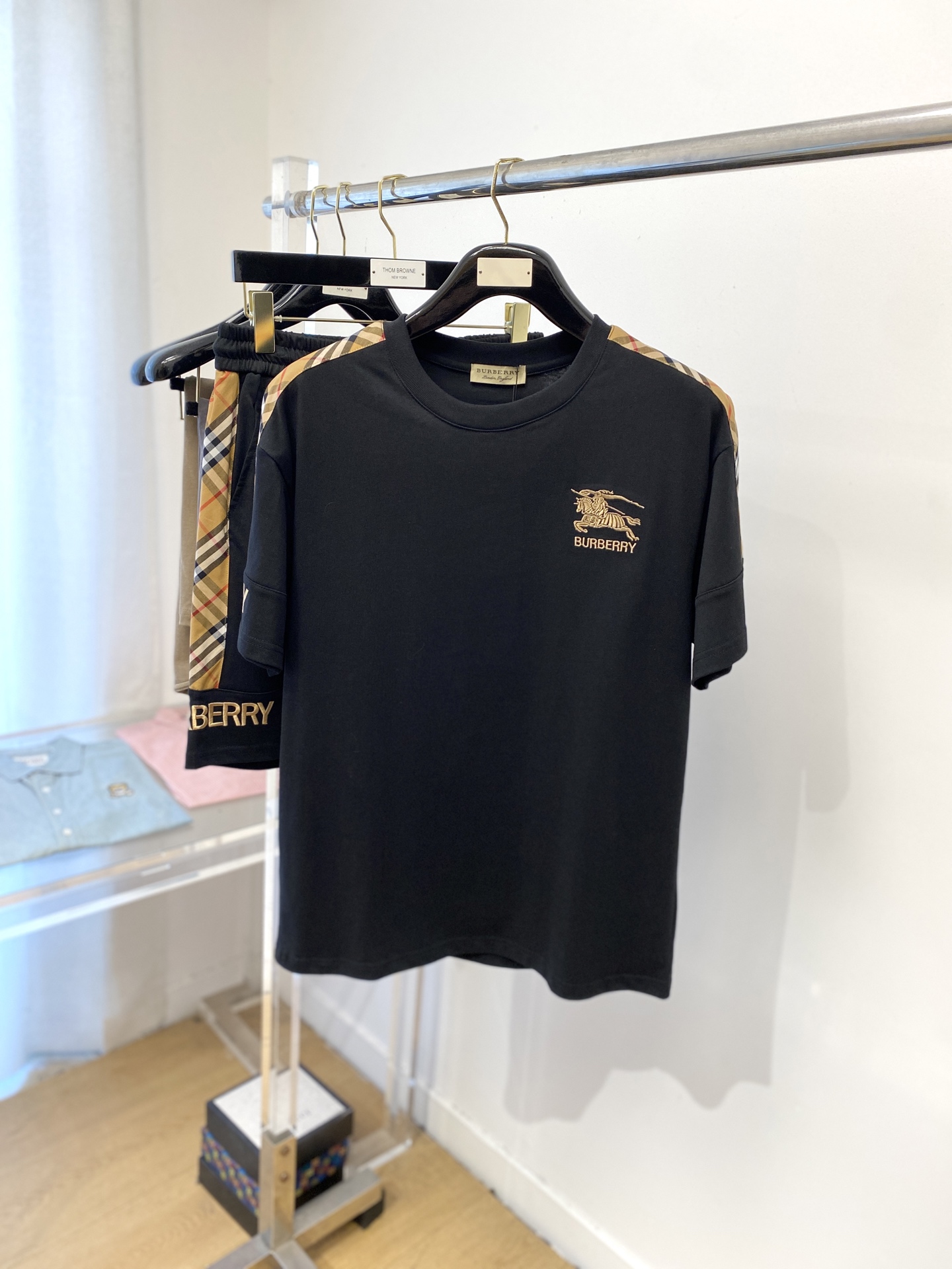 NO:440686,Burberry, the latest products in 2025, fashionable and casual suits, top-grade original fabrics, comfortable to wear, good moisture absorption and breathability, and extremely high color fastness!  Both the inside and the outside are very good. M-3XL set, burberry, alexander wang19860909巴宝莉、2025最新品,时尚休闲套装,顶级原版面料打造,穿着舒适,吸湿性透气性都非常良好,色牢度超高！无论内搭还是外穿都非常出彩码数M-3XL 一套,,burberry,alexander wang,Men's clothing