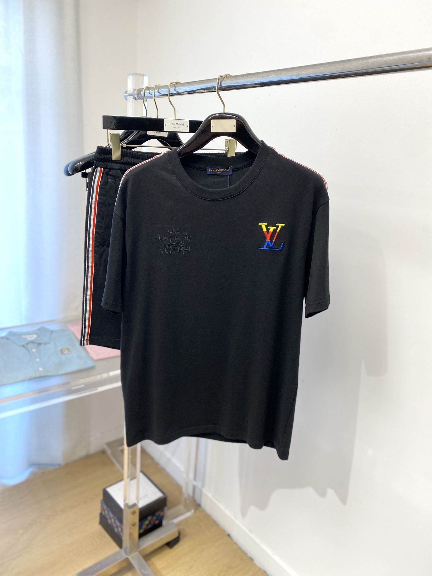 NO:440695,Louis Vuitton, the latest products in 2025, fashionable and casual suits, top-grade original fabrics, comfortable to wear, good moisture absorption and breathability, and extremely high color fastness!  Both the inside and the outside are very outstanding. The M-3XL set, louis vuitton, alexander wang19860909路易威登、2025最新品,时尚休闲套装,顶级原版面料打造,穿着舒适,吸湿性透气性都非常良好,色牢度超高！无论内搭还是外穿都非常出彩码数M-3XL 一套,,louis vuitton,alexander wang,Men's clothing