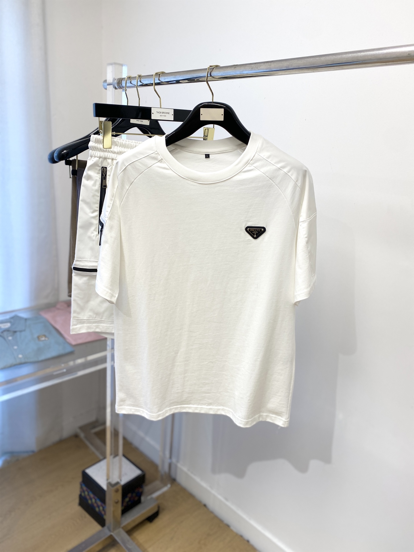 NO:440707,Prada, the latest products in 2025, fashionable and casual suits, top-grade original fabrics, comfortable to wear, good moisture absorption and breathability, and extremely high color fastness!  Both the inside and the outside are very good. M-3XL set, prada, alexander wang19860909普拉达、2025最新品,时尚休闲套装,顶级原版面料打造,穿着舒适,吸湿性透气性都非常良好,色牢度超高！无论内搭还是外穿都非常出彩码数M-3XL 一套,,prada,alexander wang,Men's clothing