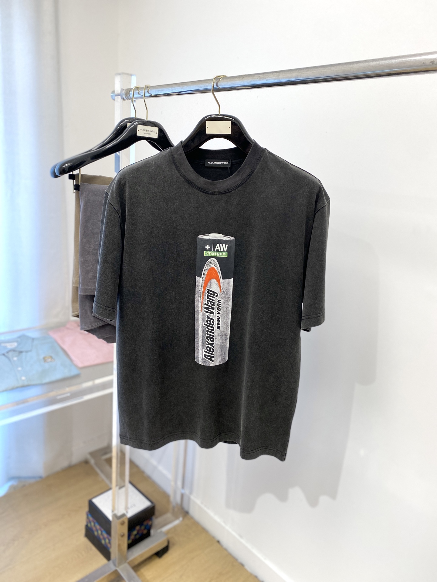 NO:440725,alexarderwang, the latest short-sleeved T-shirt in 2025, handsome and fashionable, top-grade printed pattern letter logo on the chest, simple and versatile style. Fabric cotton is not only crisp, maintains a fashionable silhouette, but also comfortable to wear, with more delicate yarn, and size M-XXL,,T-shirt,tees,t-shirt,alexander wang19860909alexarderwang、2025最新款短袖T恤,帅气时尚,胸前顶级印花图案字母logo,简约百搭款.面料棉 不仅挺括,保持潮流的廓形,又穿着舒适,纱织更细腻,码数 M-XXL,,T-shirt,tees，t-shirt,alexander wang,Men's clothing