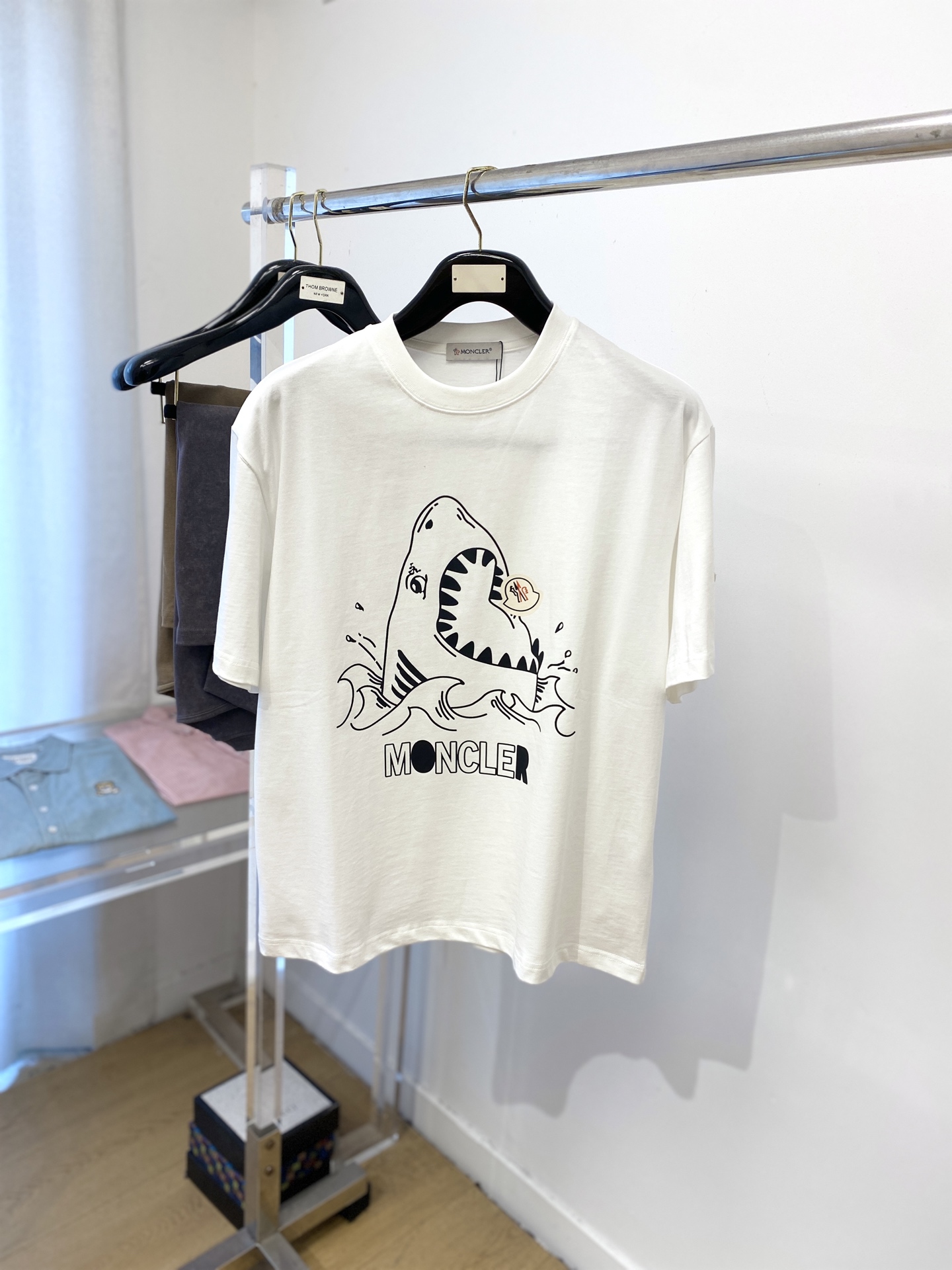 NO:442526,The latest short-sleeved T-shirt in 2025, handsome and fashionable, top-grade printed pattern letter logo on the chest, simple and versatile style. The fabric cotton is not only crisp, maintains the trendy silhouette, but also comfortable to wear, the yarn is more delicate, and the number of codes M-XXL,,Moncler,T-shirt,tees,t-shirt,alexander wang19860909蒙口、2025最新款短袖T恤,帅气时尚,胸前顶级印花图案字母logo,简约百搭款.面料棉 不仅挺括,保持潮流的廓形,又穿着舒适,纱织更细腻,码数 M-XXL,,Moncler,T-shirt,tees，t-shirt,alexander wang,Men's clothing