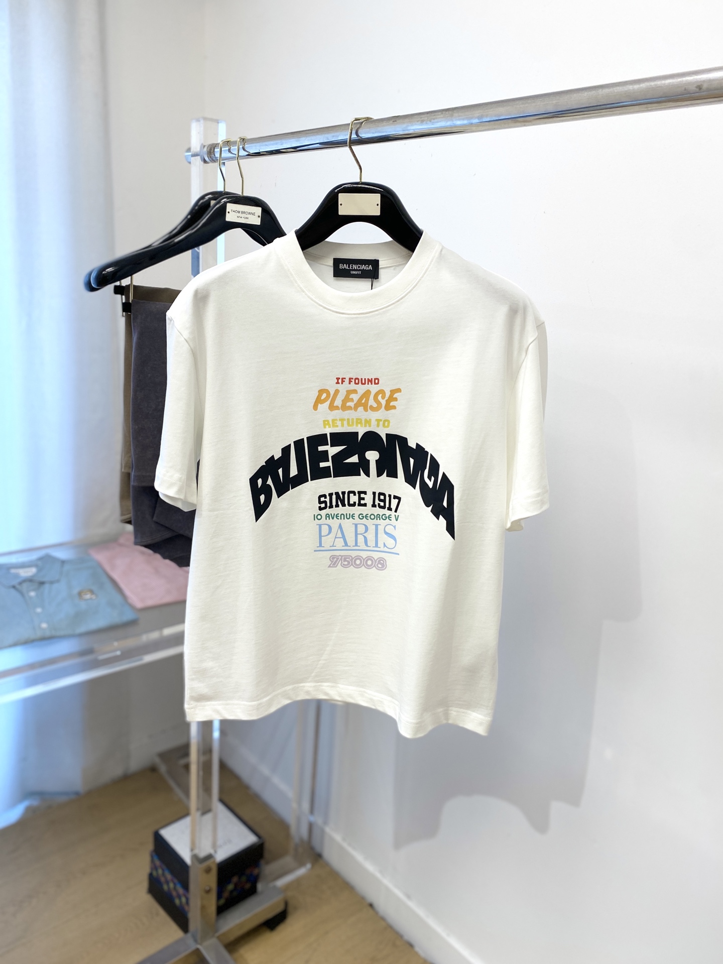 NO:442533,Balenciaga, the latest short-sleeved T-shirt in 2025, handsome and fashionable, top printed letter logo on the chest, simple and versatile style. Fabric cotton is not only crisp, maintains a fashionable silhouette, but also comfortable to wear, with more delicate yarn, and size M-XXL,,balenciaga,T-shirt,tees,t-shirt,alexander wang19860909巴黎世家、2025最新款短袖T恤,帅气时尚,胸前顶级印花字母logo,简约百搭款.面料棉 不仅挺括,保持潮流的廓形,又穿着舒适,纱织更细腻,码数 M-XXL,,balenciaga,T-shirt,tees，t-shirt,alexander wang,Men's clothing
