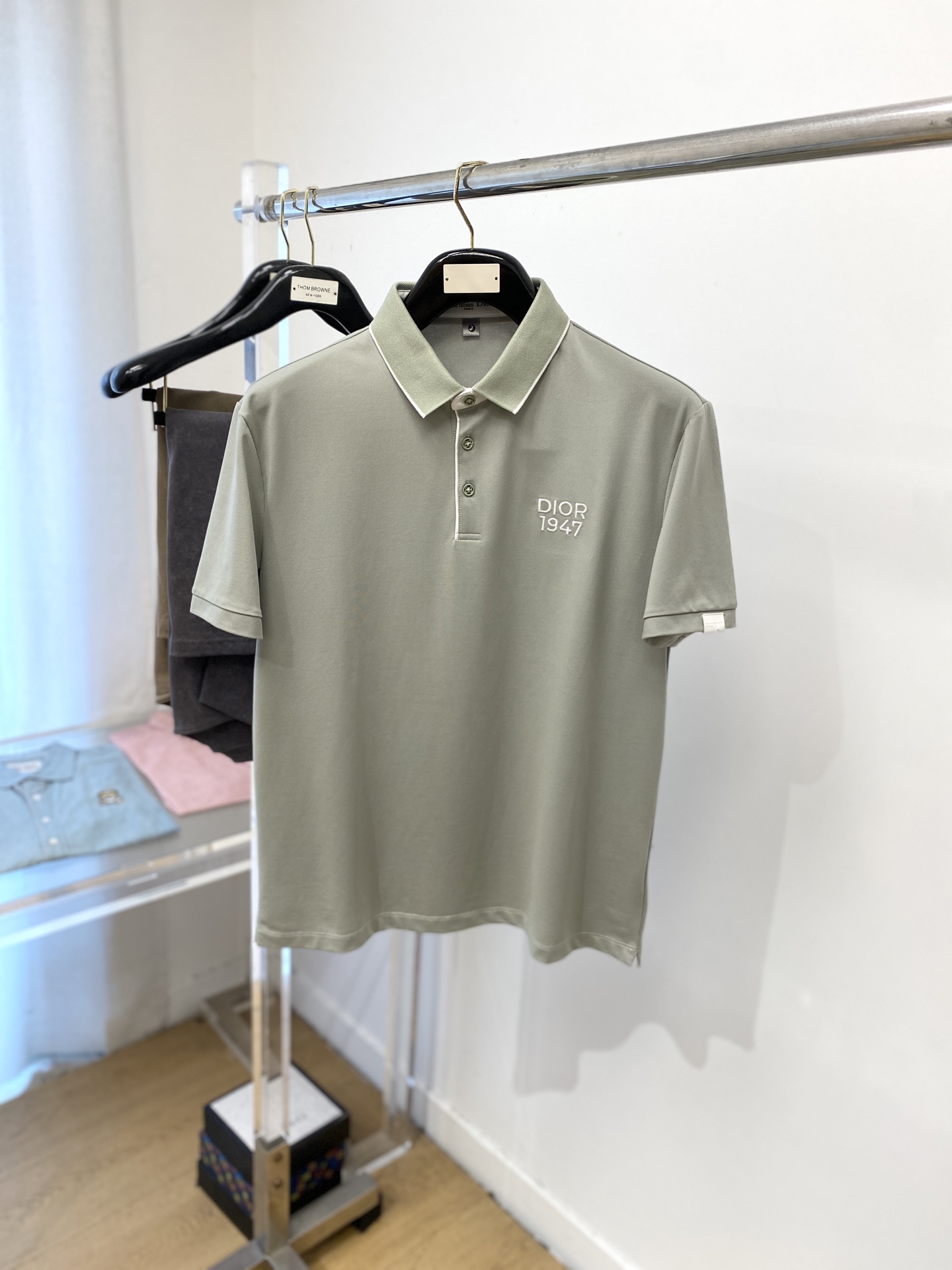 NO:440708,Dior, the latest short-sleeved T-shirt in 2025, handsome and fashionable, exquisite embroidered letter logo on the chest, simple and versatile style. The fabric cotton is not only crisp, maintains the trendy silhouette, but also comfortable to wear, and the yarn is more delicate, and the number of codes M-3XL,,dior,T-shirt,tees,t-shirt,alexander wang19860909迪奥、2025最新款短袖T恤,帅气时尚,胸前精致刺绣字母logo,简约百搭款.面料棉 不仅挺括,保持潮流的廓形,又穿着舒适,纱织更细腻,码数 M-3XL,,dior,T-shirt,tees，t-shirt,alexander wang,Men's clothing