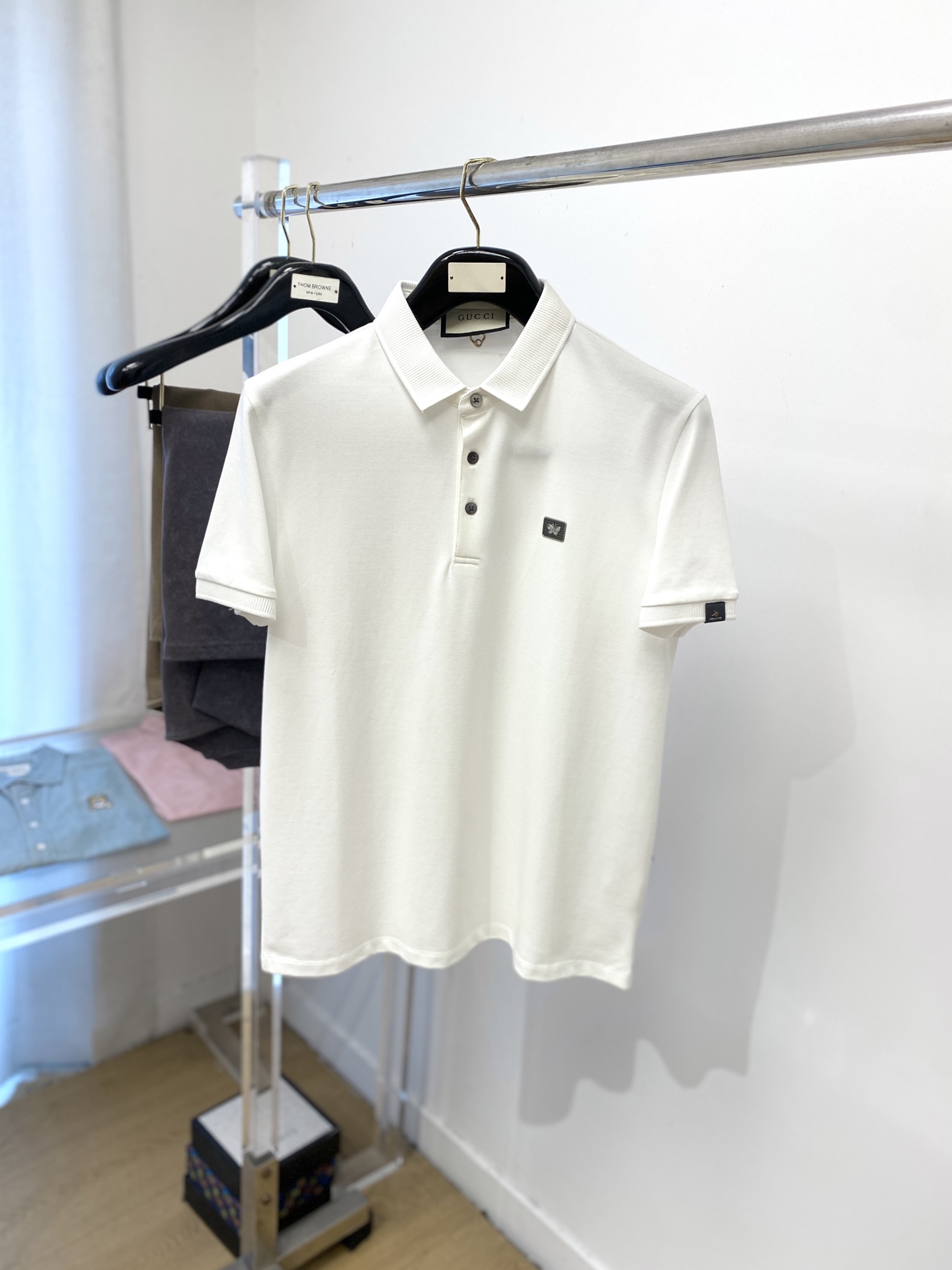 NO:440713,Guqi, the latest short-sleeved T-shirt in 2025, handsome and fashionable, top-grade printed glue decorative pattern logo on the chest, simple and versatile style. Fabric cotton is not only crisp, maintains a fashionable silhouette, but also comfortable to wear, with more delicate yarn, and size M-3XL, T-shirt,tees, t-shirt,alexander wang19860909古奇、2025最新款短袖T恤,帅气时尚,胸前顶级印胶装饰图案logo,简约百搭款.面料棉 不仅挺括,保持潮流的廓形,又穿着舒适,纱织更细腻,码数 M-3XL,,T-shirt,tees，t-shirt,alexander wang,Men's clothing