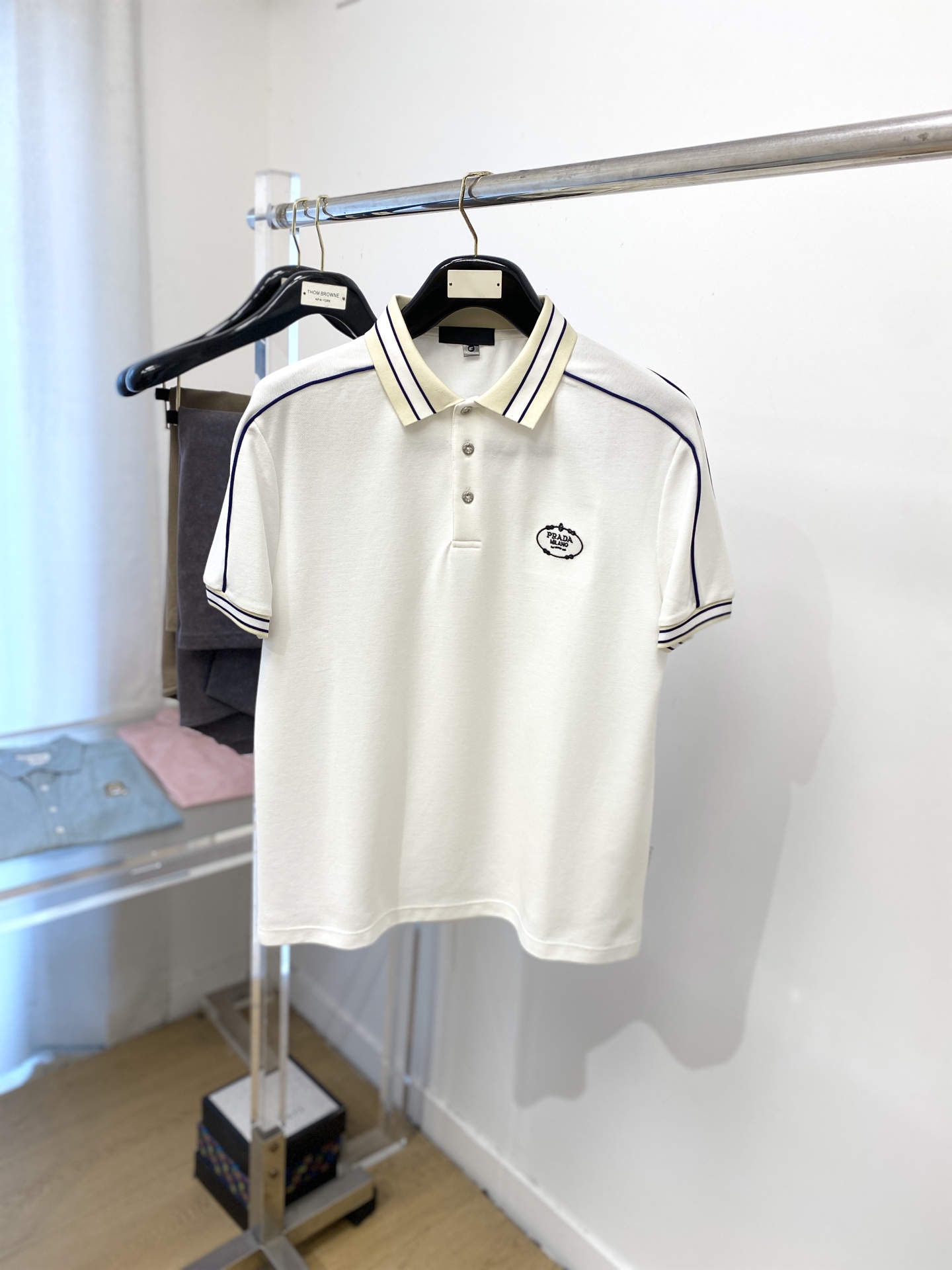 NO:440718,Prada, the latest short-sleeved T-shirt in 2025, handsome and fashionable, exquisite embroidered pattern letter logo on the chest, simple and versatile style. The fabric cotton is not only crisp, maintains the trendy silhouette, but also comfortable to wear, the yarn is more delicate, and the number of codes M-3XL,,prada,T-shirt,tees,t-shirt,alexander wang19860909普拉达、2025最新款短袖T恤,帅气时尚,胸前精致刺绣图案字母logo,简约百搭款.面料棉 不仅挺括,保持潮流的廓形,又穿着舒适,纱织更细腻,码数 M-3XL,,prada,T-shirt,tees，t-shirt,alexander wang,Men's clothing