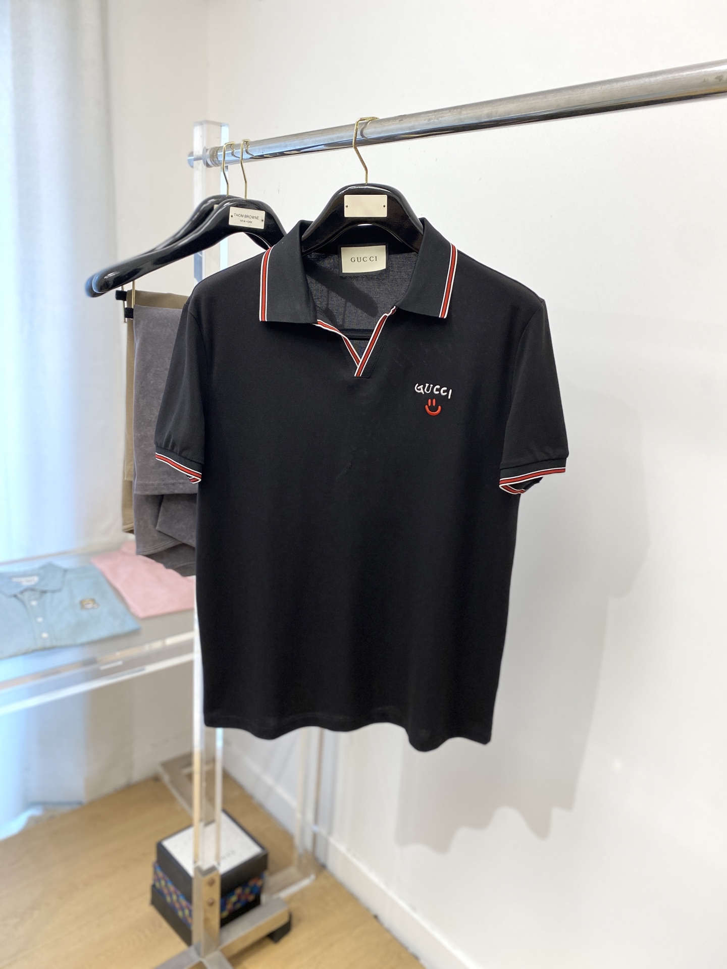 NO:440702,Guqi, the latest short-sleeved T-shirt in 2025, handsome and fashionable, exquisite embroidered pattern letter logo on the chest, simple and versatile style. The fabric cotton is not only crisp, maintains the trendy silhouette, but also comfortable to wear, and the yarn is more delicate, the number M-3XL, T-shirt,tees, t-shirt,alexander wang19860909古奇、2025最新款短袖T恤,帅气时尚,胸前精致刺绣图案字母logo,简约百搭款.面料棉 不仅挺括,保持潮流的廓形,又穿着舒适,纱织更细腻,码数M-3XL,,T-shirt,tees，t-shirt,alexander wang,Men's clothing