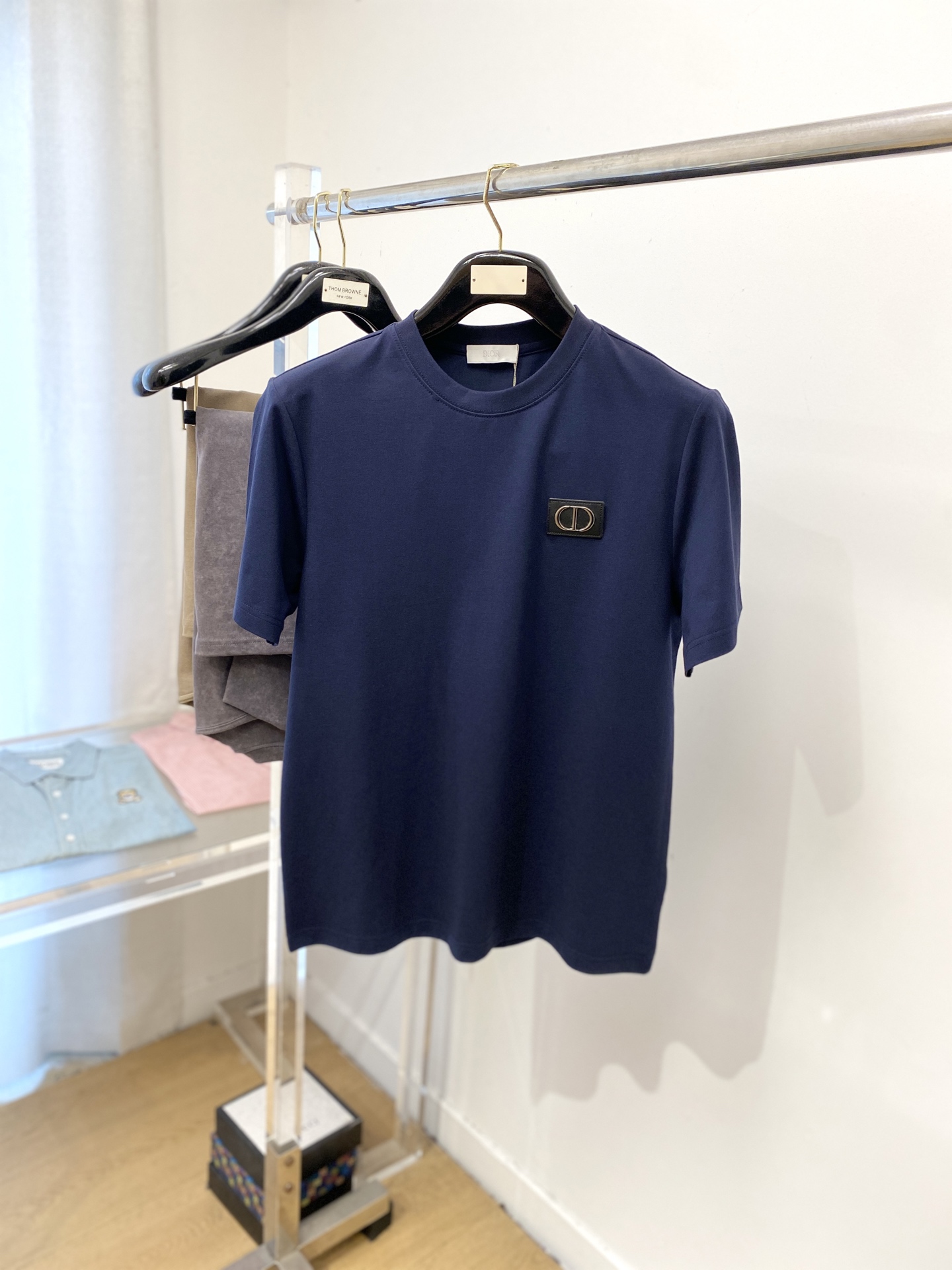 NO:440731,Dior, 2025's latest short-sleeved T-shirt, handsome and fashionable, chest embroidered hardware decorative letter logo, simple and versatile style. Fabric cotton is not only crisp, maintains a fashionable silhouette, but also comfortable to wear, and the yarn is more delicate, the number M-3XL, dior, T-shirt, tees, t-shirt, alexander wang19860909迪奥、2025最新款短袖T恤,帅气时尚,胸前刺绣五金装饰字母logo,简约百搭款.面料棉 不仅挺括,保持潮流的廓形,又穿着舒适,纱织更细腻,码数M-3XL,,dior,T-shirt,tees，t-shirt,alexander wang,Men's clothing