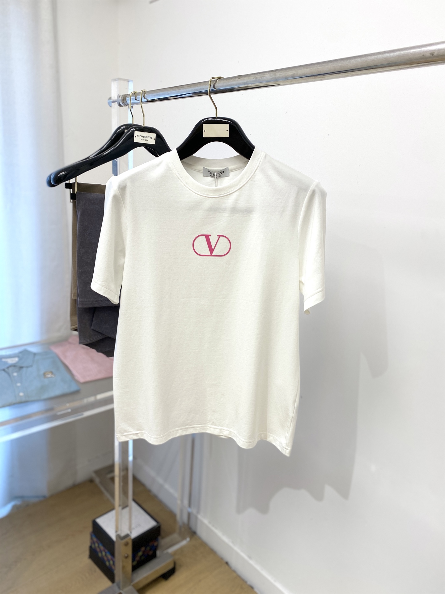 NO:440737,Valentino, the latest short-sleeved T-shirt in 2025, handsome and fashionable, top-grade glue-printed pattern logo on the chest, simple and versatile style. The fabric cotton is not only crisp, maintains the trendy silhouette, and is also comfortable to wear, and the yarn is more delicate, the number M-3XL, valentino, T-shirt, tees, t-shirt, alexander wang19860909华伦天奴、2025最新款短袖T恤,帅气时尚,胸口顶级印胶图案logo,简约百搭款.面料棉 不仅挺括,保持潮流的廓形,又穿着舒适,纱织更细腻,码数M-3XL,,valentino,T-shirt,tees，t-shirt,alexander wang,Men's clothing
