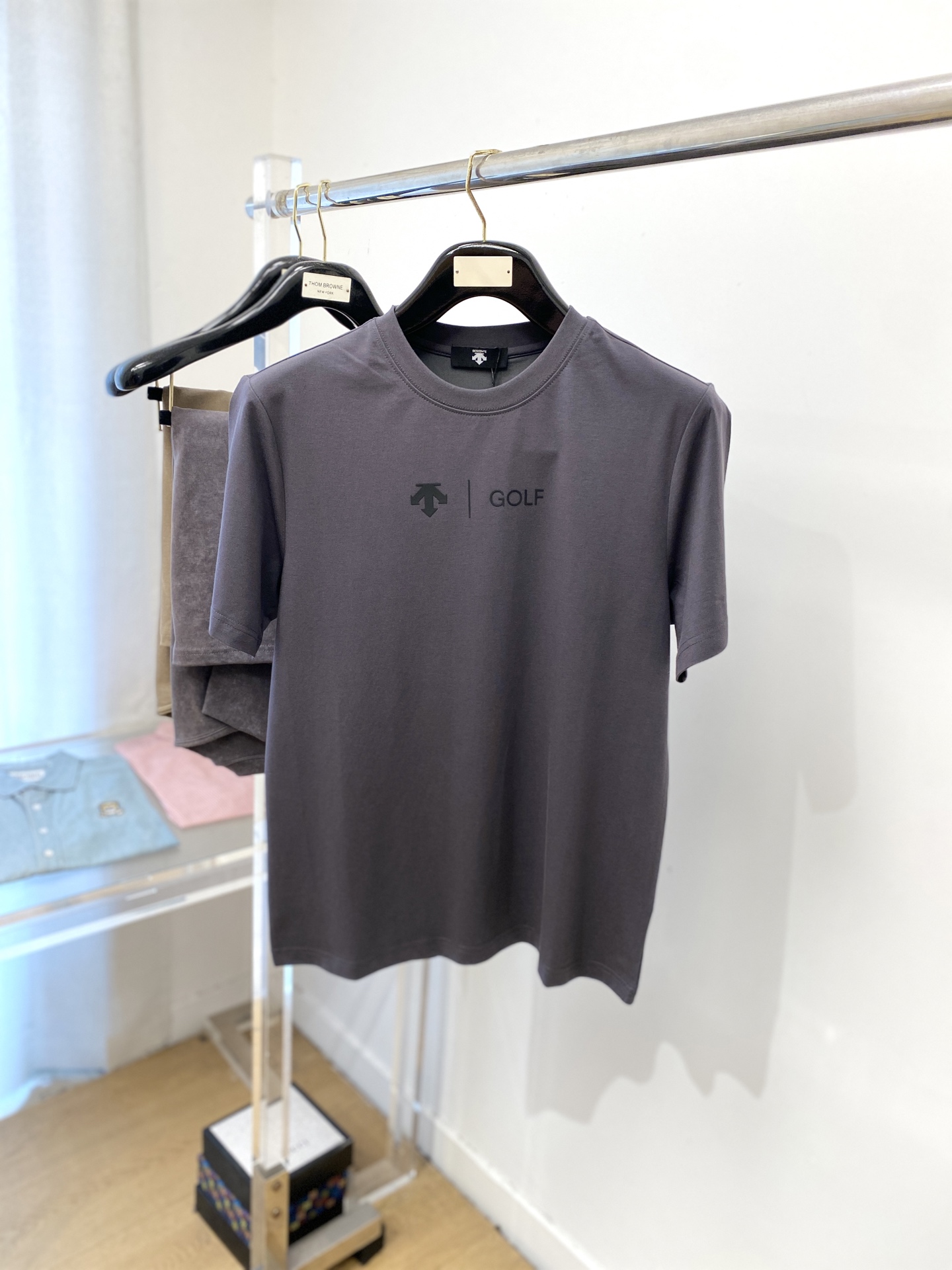 NO:440750,DESCENTE, the latest short-sleeved T-shirt in 2025, handsome and fashionable, top-grade printed letter pattern logo on the chest, simple and versatile style. The fabric cotton is not only crisp, maintains the trendy silhouette, but also comfortable to wear, and the yarn is more delicate, the number M-3XL, T-shirt,tees, t-shirt,alexander wang19860909DESCENTE迪桑特、2025最新款短袖T恤,帅气时尚,胸口顶级印胶字母图案logo,简约百搭款.面料棉 不仅挺括,保持潮流的廓形,又穿着舒适,纱织更细腻,码数M-3XL,,T-shirt,tees，t-shirt,alexander wang,Men's clothing