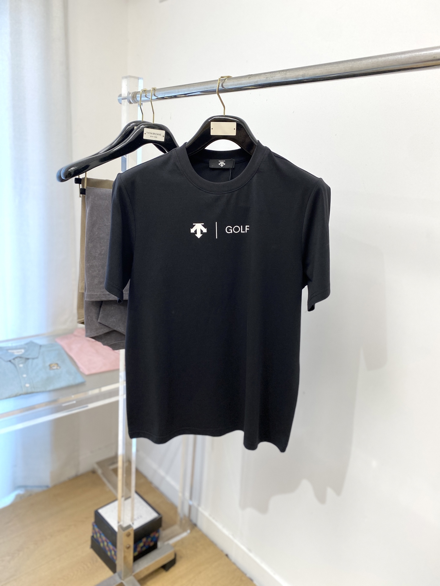 NO:442551,DESCENTE, the latest short-sleeved T-shirt in 2025, handsome and fashionable, top-grade printed letter pattern logo on the chest, simple and versatile style. The fabric cotton is not only crisp, maintains the trendy silhouette, but also comfortable to wear, and the yarn is more delicate, the number M-3XL, T-shirt,tees, t-shirt,alexander wang19860909DESCENTE迪桑特、2025最新款短袖T恤,帅气时尚,胸口顶级印胶字母图案logo,简约百搭款.面料棉 不仅挺括,保持潮流的廓形,又穿着舒适,纱织更细腻,码数M-3XL,,T-shirt,tees，t-shirt,alexander wang,Men's clothing