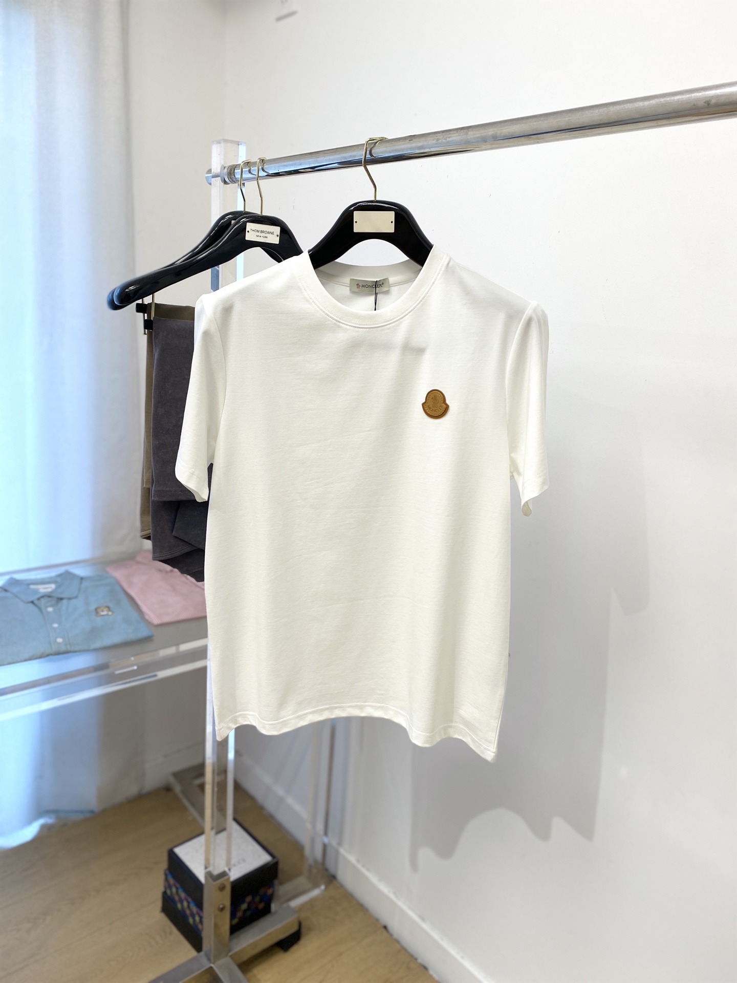 NO:440744,The latest short-sleeved T-shirt in 2025, handsome and fashionable, chest embroidered decorative pattern logo, simple and versatile style. The fabric cotton is not only crisp, maintains the trendy silhouette, but also comfortable to wear, and the yarn is more delicate, the number M-3XL, Moncler, T-shirt,tees, t-shirt,alexander wang19860909蒙口、2025最新款短袖T恤,帅气时尚,胸前刺绣装饰图案logo,简约百搭款.面料棉 不仅挺括,保持潮流的廓形,又穿着舒适,纱织更细腻,码数M-3XL,,Moncler,T-shirt,tees，t-shirt,alexander wang,Men's clothing