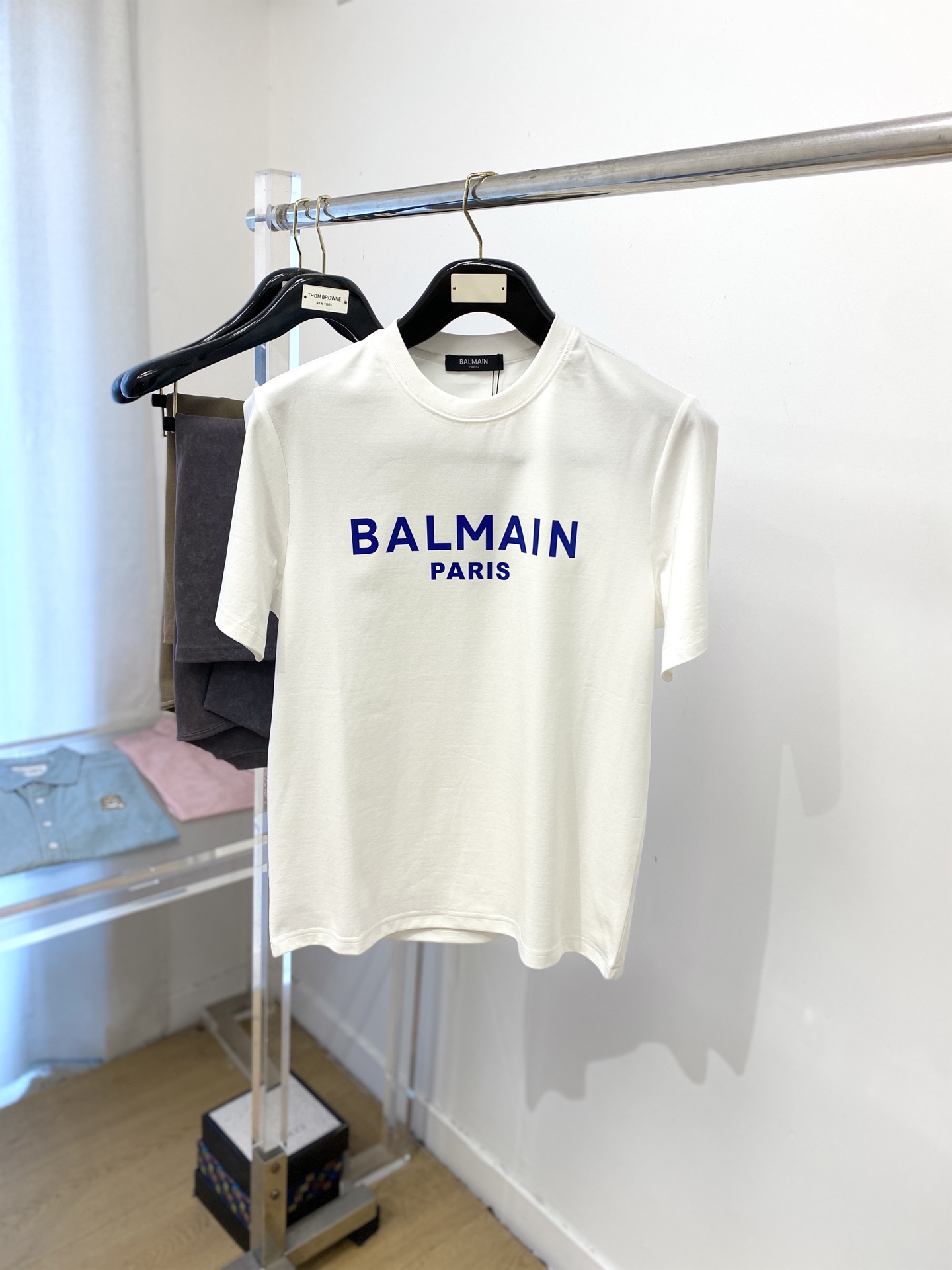 NO:442539,BALMAIN, the latest short-sleeved T-shirt in 2025, handsome and fashionable, top printed letter logo on the chest, simple and versatile style. Fabric cotton is not only crisp, maintains a fashionable silhouette, but also comfortable to wear, and the yarn is more delicate, the number M-3XL, balmain, balmain, T-shirt, tees, t-shirt, alexander wang19860909BALMAIN 巴尔曼、2025最新款短袖T恤,帅气时尚,胸前顶级印花字母logo,简约百搭款.面料棉 不仅挺括,保持潮流的廓形,又穿着舒适,纱织更细腻,码数M-3XL,,balmain,balmain,T-shirt,tees，t-shirt,alexander wang,Men's clothing