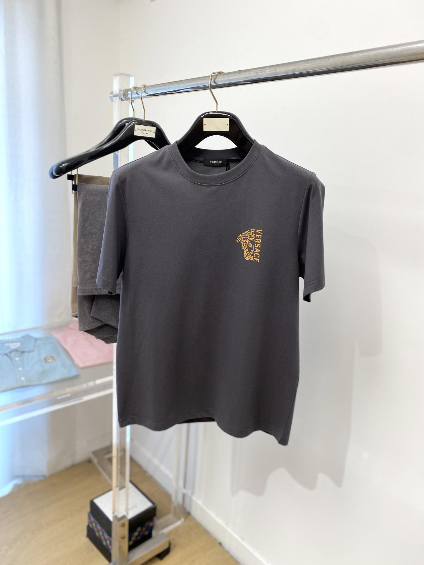 NO:442545,Versace, the latest short-sleeved T-shirt in 2025, handsome and fashionable, top-grade printed pattern letter logo on the chest, simple and versatile style. The fabric cotton is not only crisp, maintains the trendy silhouette, and is also comfortable to wear, and the yarn is more delicate, the number M-3XL, versace, T-shirt, tees, t-shirt, alexander wang19860909范思哲、2025最新款短袖T恤,帅气时尚,胸前顶级印花图案字母logo,简约百搭款.面料棉 不仅挺括,保持潮流的廓形,又穿着舒适,纱织更细腻,码数M-3XL,,versace,T-shirt,tees，t-shirt,alexander wang,Men's clothing