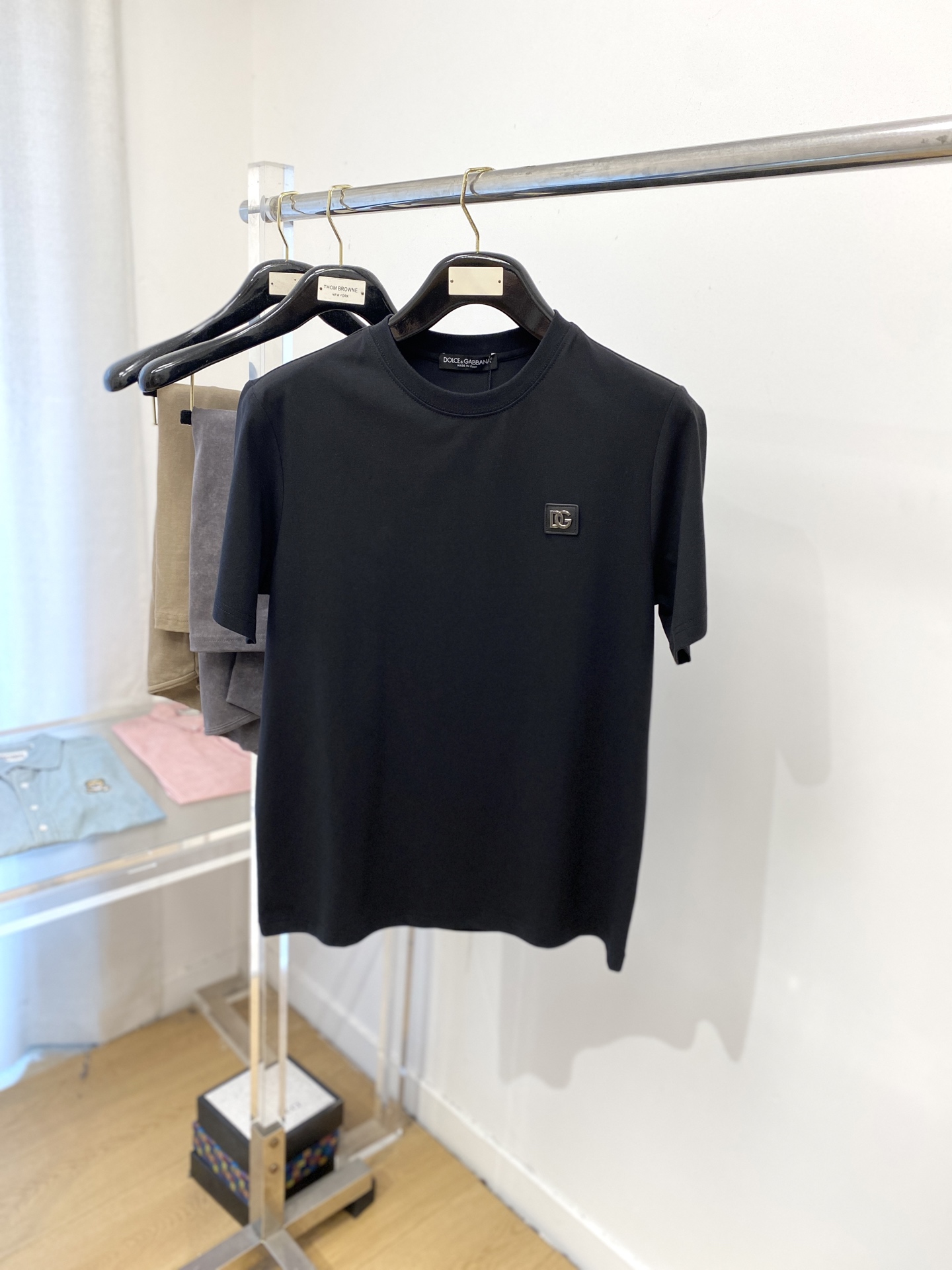 NO:442129,DG, the latest short-sleeved T-shirt in 2025, handsome and fashionable, hardware decorative letter logo on the chest, simple and versatile style. Fabric cotton is not only crisp, maintains a fashionable silhouette, but also comfortable to wear, and the yarn is more delicate, the number M-3XL, T-shirt,tees, t-shirt,alexander wang19860909DG、2025最新款短袖T恤,帅气时尚,胸前五金装饰字母logo,简约百搭款.面料棉 不仅挺括,保持潮流的廓形,又穿着舒适,纱织更细腻,码数M-3XL,,T-shirt,tees，t-shirt,alexander wang,Men's clothing