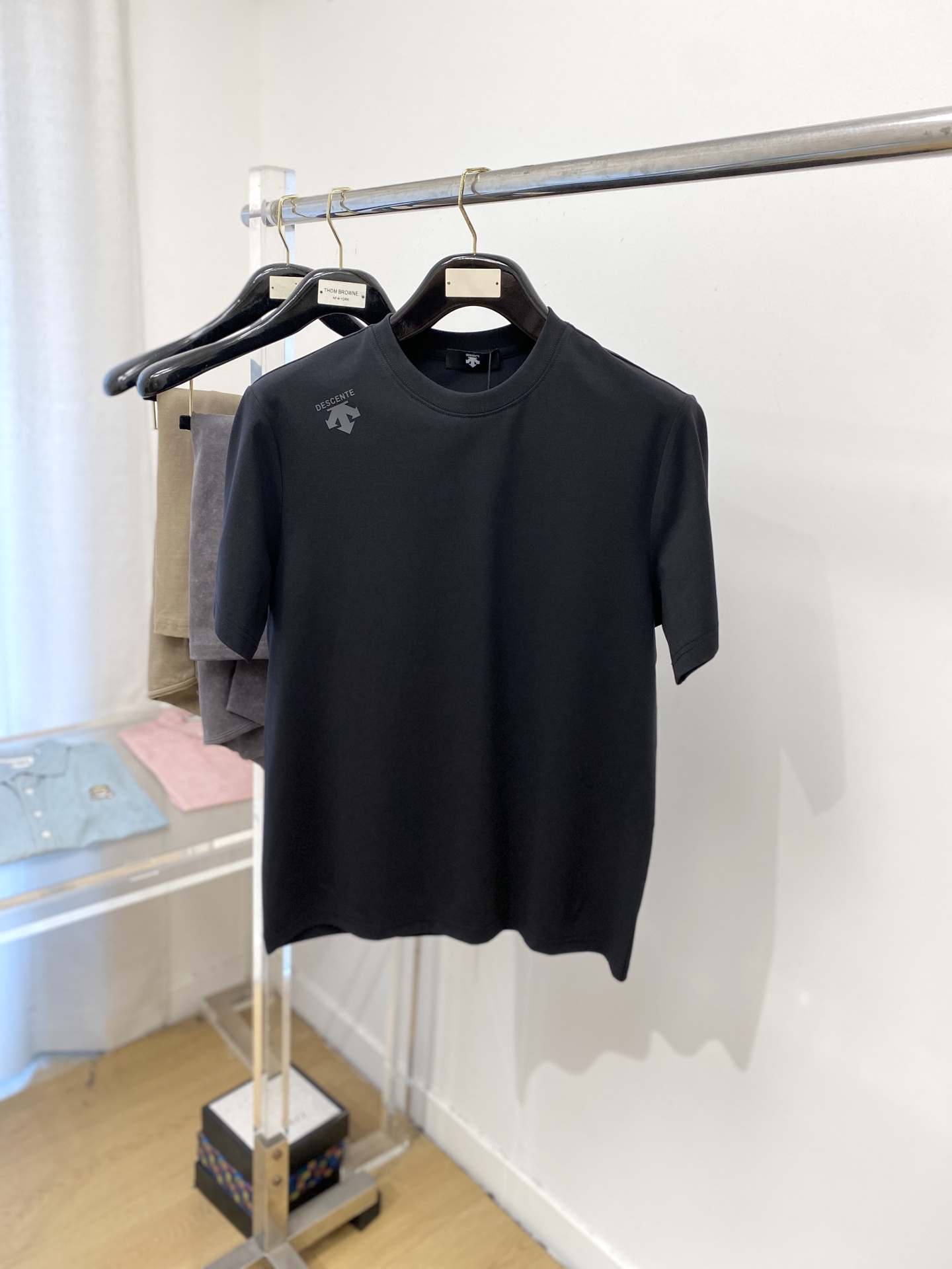 NO:442122,DESCENTE, the latest short-sleeved T-shirt in 2025, handsome and fashionable, top-grade printed letter pattern logo on the shoulder, simple and versatile style. The fabric cotton is not only crisp, maintains the trendy silhouette, but also comfortable to wear, and the yarn is more delicate, the number M-3XL, T-shirt,tees, t-shirt,alexander wang19860909DESCENTE迪桑特、2025最新款短袖T恤,帅气时尚,肩部顶级印胶字母图案logo,简约百搭款.面料棉 不仅挺括,保持潮流的廓形,又穿着舒适,纱织更细腻,码数M-3XL,,T-shirt,tees，t-shirt,alexander wang,Men's clothing