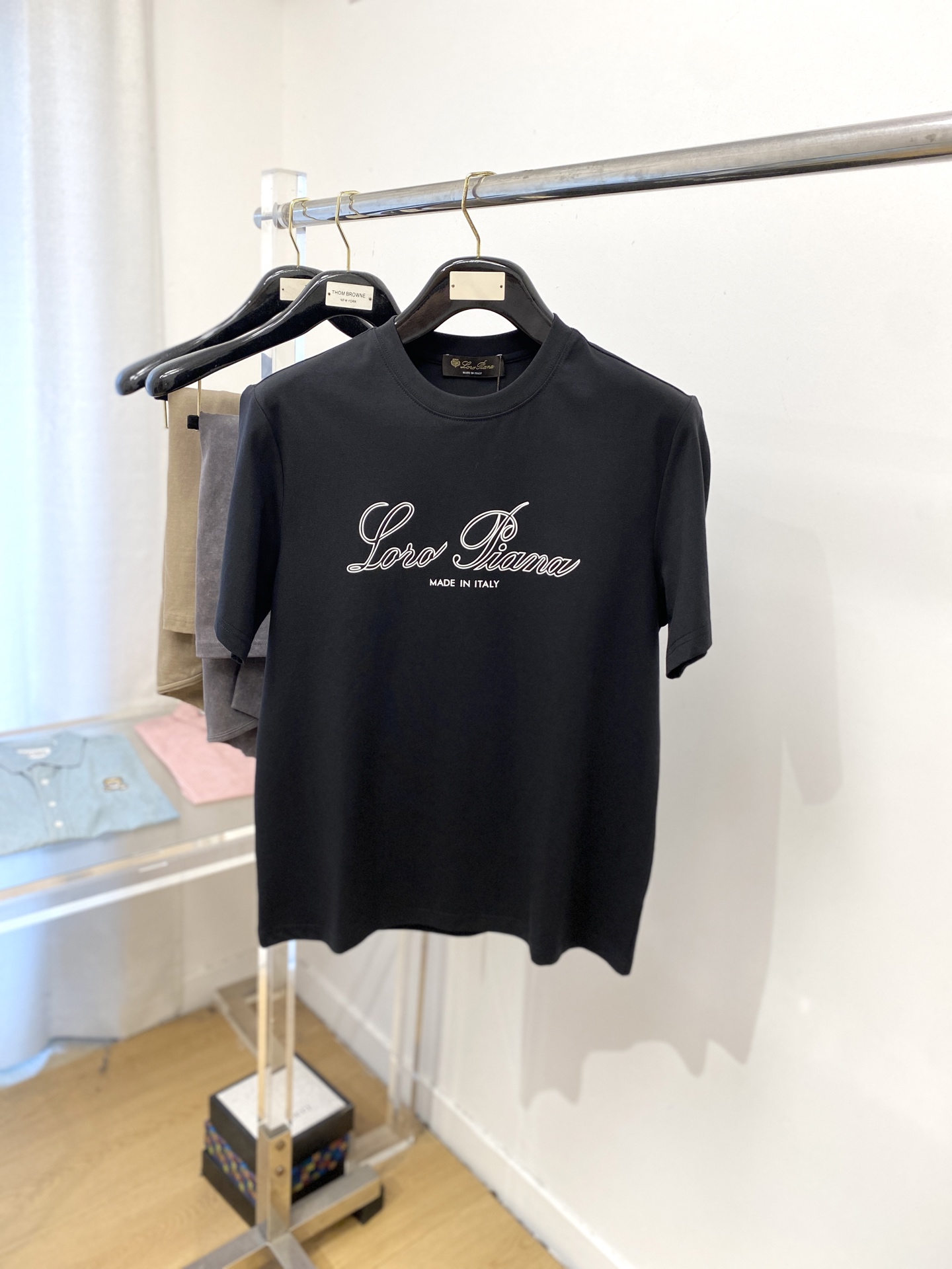 NO:442118,LP, the latest short-sleeved T-shirt in 2025, handsome and fashionable, top printed letter logo on the chest, simple and versatile style. Fabric cotton is not only crisp, maintains the trendy silhouette, and is comfortable to wear, and the yarn is more delicate, the number M-3XL, loro piana, T-shirt, tees, t-shirt, alexander wang19860909LP、2025最新款短袖T恤,帅气时尚,胸前顶级印花字母logo,简约百搭款.面料棉 不仅挺括,保持潮流的廓形,又穿着舒适,纱织更细腻,码数M-3XL,,loro piana,T-shirt,tees，t-shirt,alexander wang,Men's clothing