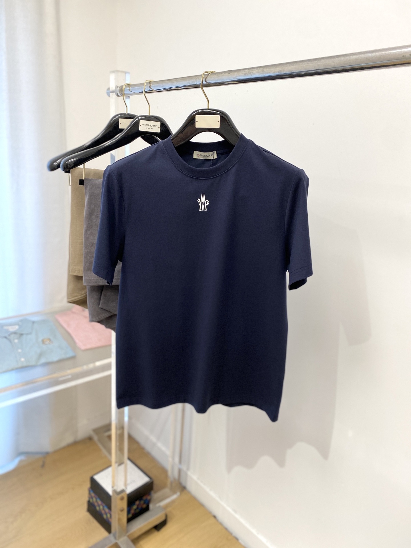 NO:442112,The latest short-sleeved T-shirt in 2025, handsome and fashionable, top-grade printed pattern logo on the chest, simple and versatile style. The fabric cotton is not only crisp, maintains the trendy silhouette, but also comfortable to wear, and the yarn is more delicate, the number M-3XL, Moncler, T-shirt, tees, t-shirt, alexander wang19860909蒙口、2025最新款短袖T恤,帅气时尚,胸口顶级印花图案logo,简约百搭款.面料棉 不仅挺括,保持潮流的廓形,又穿着舒适,纱织更细腻,码数M-3XL,,Moncler,T-shirt,tees，t-shirt,alexander wang,Men's clothing