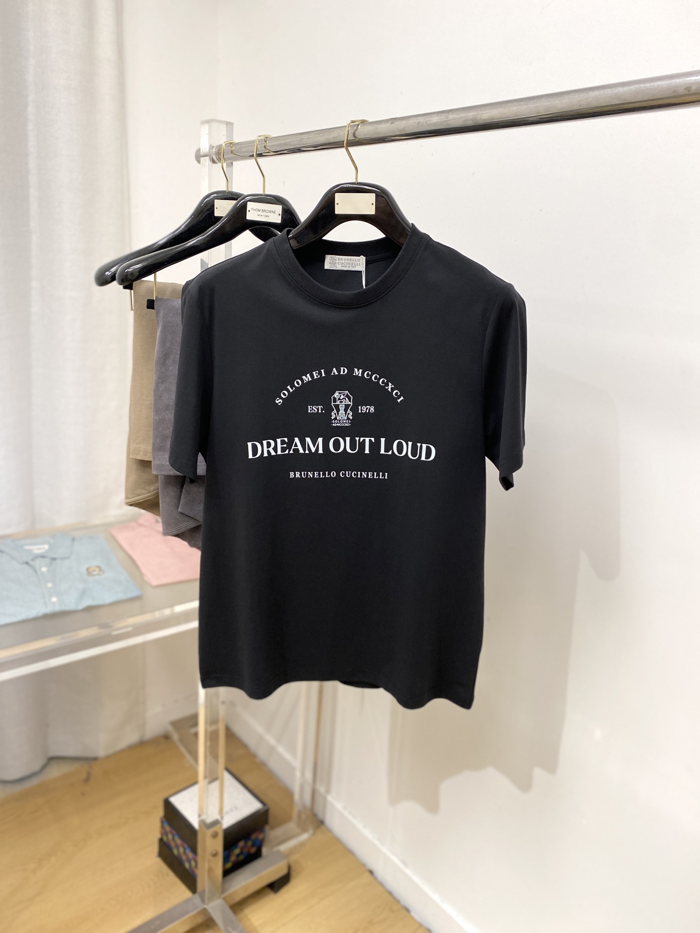 NO:442519,Brunello Cucinelli, the latest short-sleeved T-shirt in 2025, handsome and fashionable, top-grade printed letter pattern logo on the chest, simple and versatile style. The fabric cotton is not only crisp, maintains the trendy silhouette, and is comfortable to wear, and the yarn is more delicate. The number M-3XL, brunello cucinelli, T-shirt, tees, t-shirt, alexander wang19860909Brunello Cucinelli、2025最新款短袖T恤,帅气时尚,胸口顶级印花字母图案logo,简约百搭款.面料棉 不仅挺括,保持潮流的廓形,又穿着舒适,纱织更细腻,码数M-3XL,,brunello cucinelli,T-shirt,tees，t-shirt,alexander wang,Men's clothing