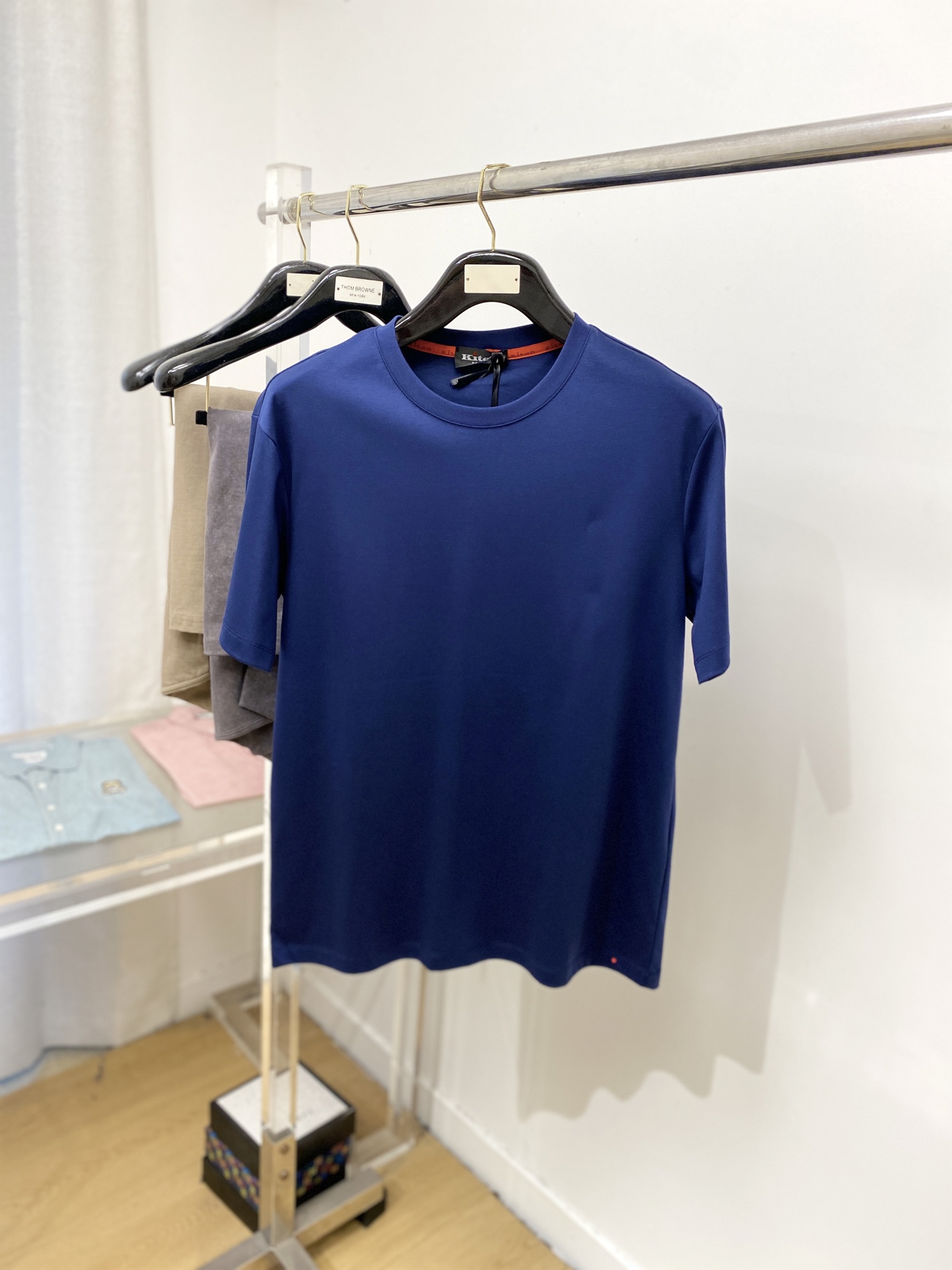 NO:442106,Kiton, 2025's latest short-sleeved T-shirt, handsome and fashionable, exquisite embroidered letter logo on the back, simple and versatile style. The fabric cotton is not only crisp, maintains the trendy silhouette, but also comfortable to wear, and the yarn is more delicate, the number M-3XL, T-shirt,tees, t-shirt,alexander wang19860909Kiton、2025最新款短袖T恤,帅气时尚,后背精致刺绣字母logo,简约百搭款.面料棉 不仅挺括,保持潮流的廓形,又穿着舒适,纱织更细腻,码数M-3XL,,T-shirt,tees，t-shirt,alexander wang,Men's clothing