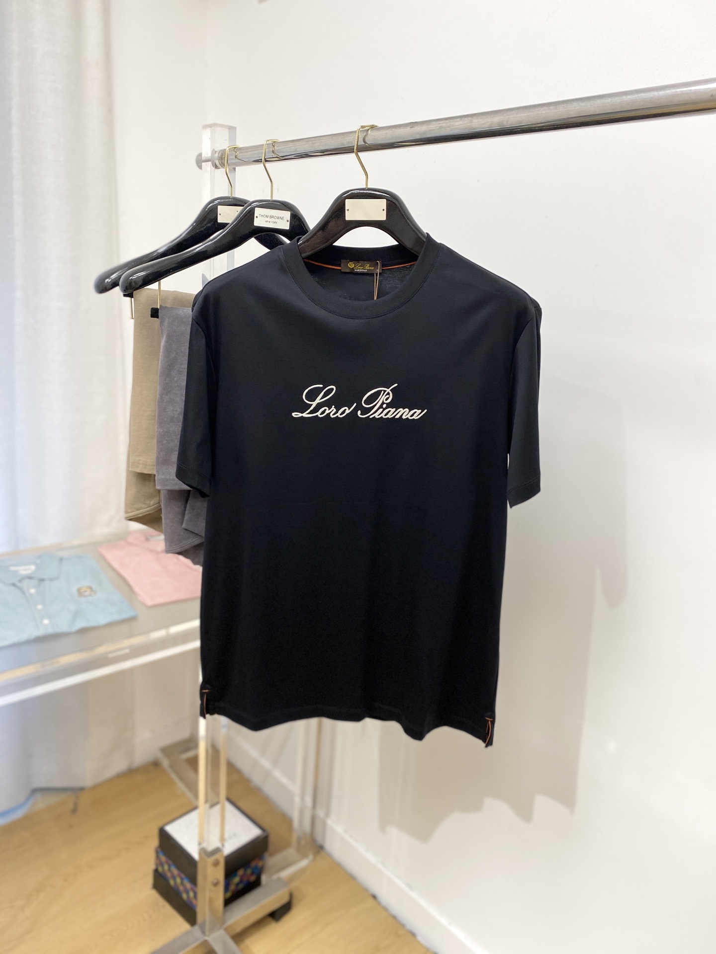 NO:442100,LP, the latest short-sleeved T-shirt in 2025, handsome and fashionable, exquisite embroidered letter logo on the chest, simple and versatile style. Fabric cotton is not only crisp, maintains a fashionable silhouette, but also comfortable to wear, and the yarn is more delicate, the number M-3XL, loro piana, T-shirt, tees, t-shirt, alexander wang19860909LP、2025最新款短袖T恤,帅气时尚,胸前精致刺绣字母logo,简约百搭款.面料棉 不仅挺括,保持潮流的廓形,又穿着舒适,纱织更细腻,码数M-3XL,,loro piana,T-shirt,tees，t-shirt,alexander wang,Men's clothing