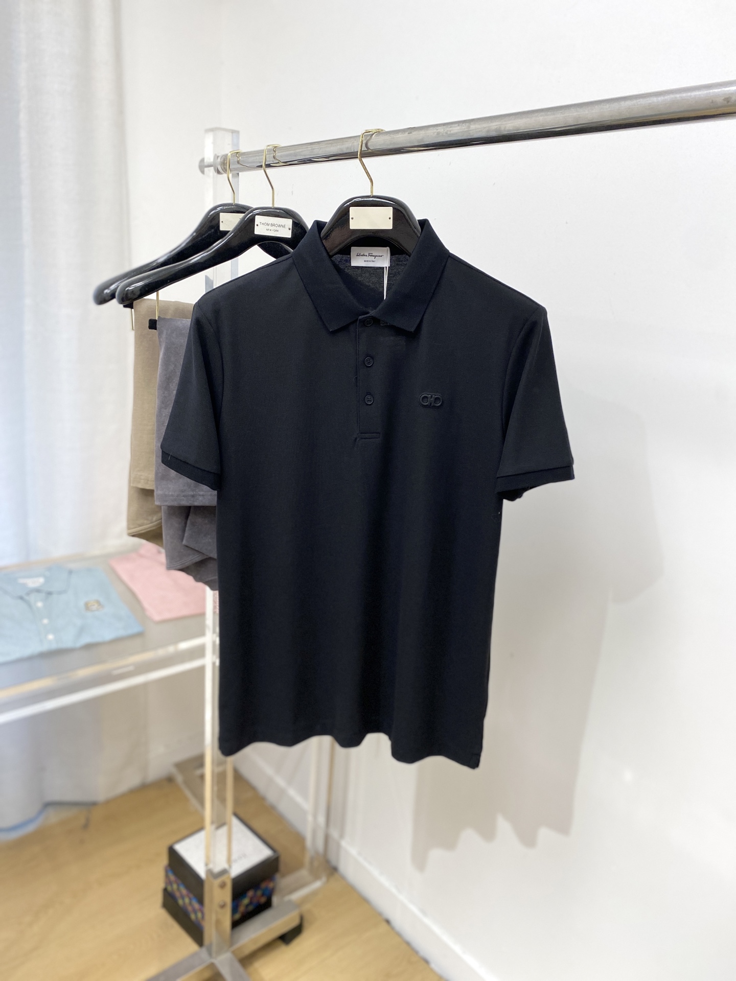 NO:442094,Ferragamo, the latest short-sleeved T-shirt in 2025, handsome and fashionable, unique design of concave and convex pattern logo on the chest, simple and versatile style. The fabric cotton is not only crisp, maintains the trendy silhouette, but also comfortable to wear, and the yarn is more delicate, the number M-3XL, ferragamo, T-shirt, tees, t-shirt, alexander wang19860909菲拉格慕、2025最新款短袖T恤,帅气时尚,胸前独特设计凹凸图案logo,简约百搭款.面料棉 不仅挺括,保持潮流的廓形,又穿着舒适,纱织更细腻,码数M-3XL,,ferragamo,T-shirt,tees，t-shirt,alexander wang,Men's clothing