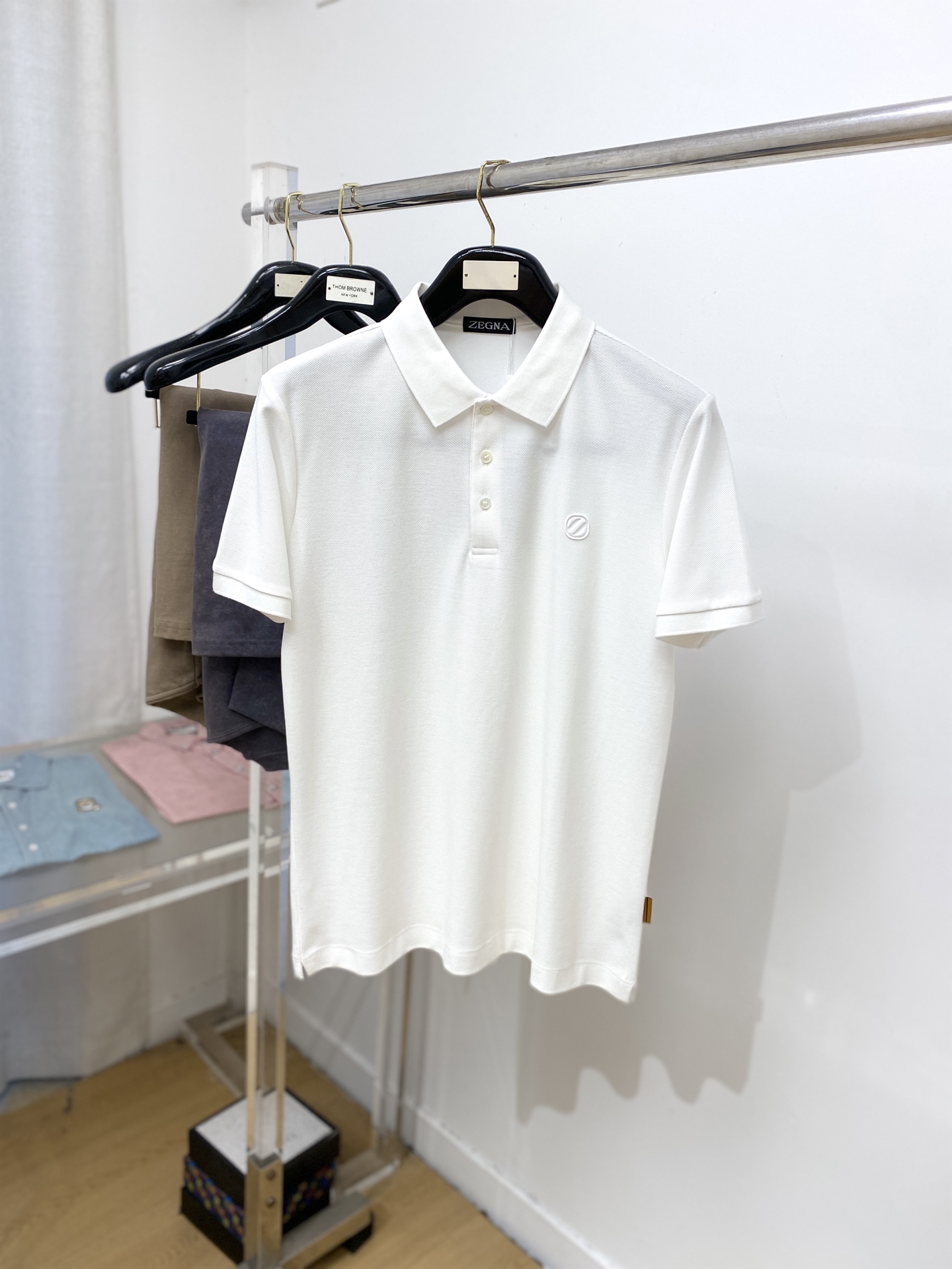 NO:442088,Zenia, the latest short-sleeved T-shirt in 2025, handsome and fashionable, top-grade printed letter logo on the chest, simple and versatile style. The fabric cotton is not only crisp, maintains the trendy silhouette, but also comfortable to wear, and the yarn is more delicate, the number M-3XL, zegna, T-shirt, tees, t-shirt, alexander wang19860909杰尼亚、2025最新款短袖T恤,帅气时尚,胸前顶级印胶字母logo,简约百搭款.面料棉 不仅挺括,保持潮流的廓形,又穿着舒适,纱织更细腻,码数M-3XL,,zegna,T-shirt,tees，t-shirt,alexander wang,Men's clothing